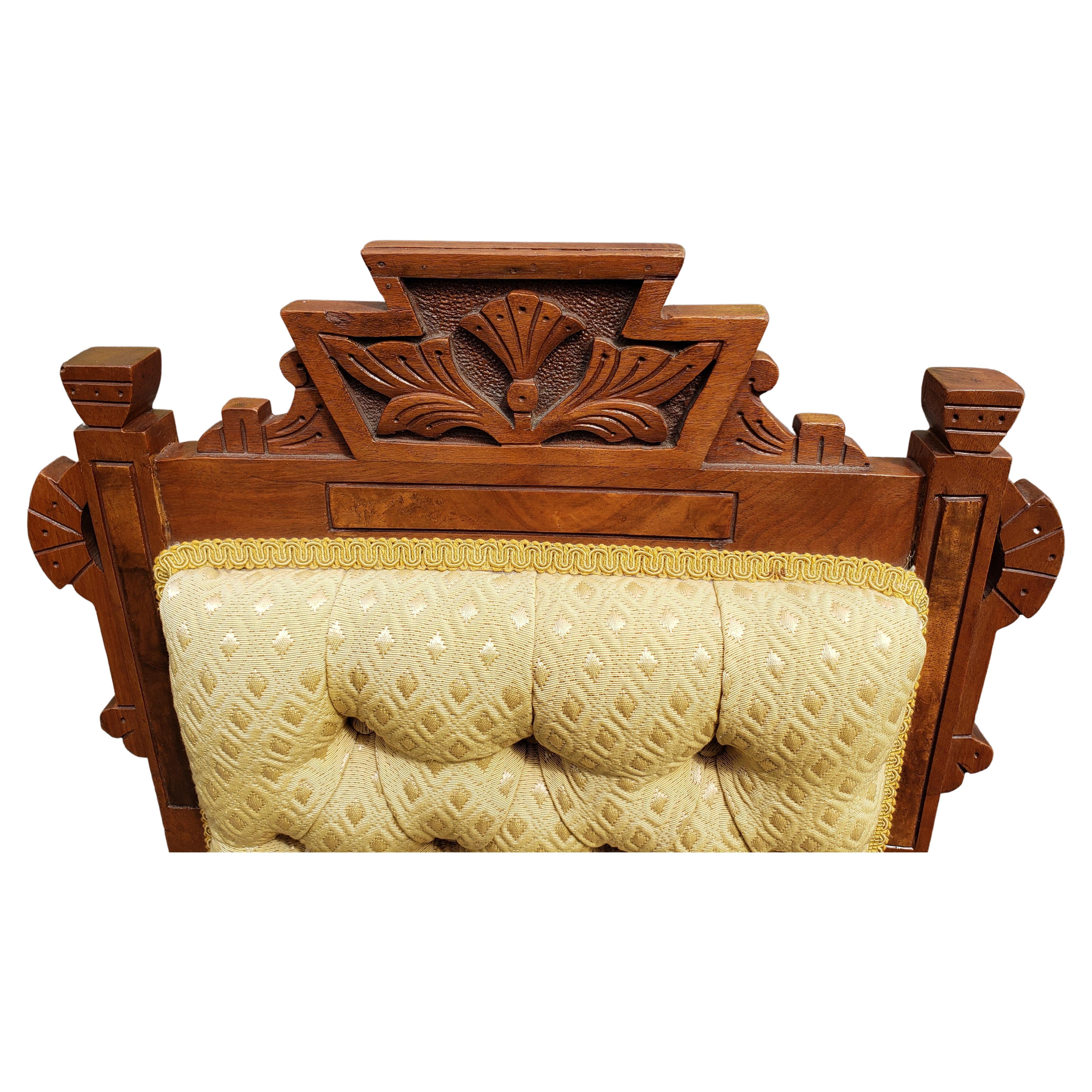 Antiker viktorianischer Parlor-Stuhl aus Nussbaumholz, um 1880.
Gepolsterte und getuftete Rückseite mit einem luxuriösen Stoff.
Vorderfüße Räder. Farbe: Hellgelb
Maße: 19 Zoll B x 22 Zoll T x 37,5 Zoll H. Sitzhöhe: 19 Zoll