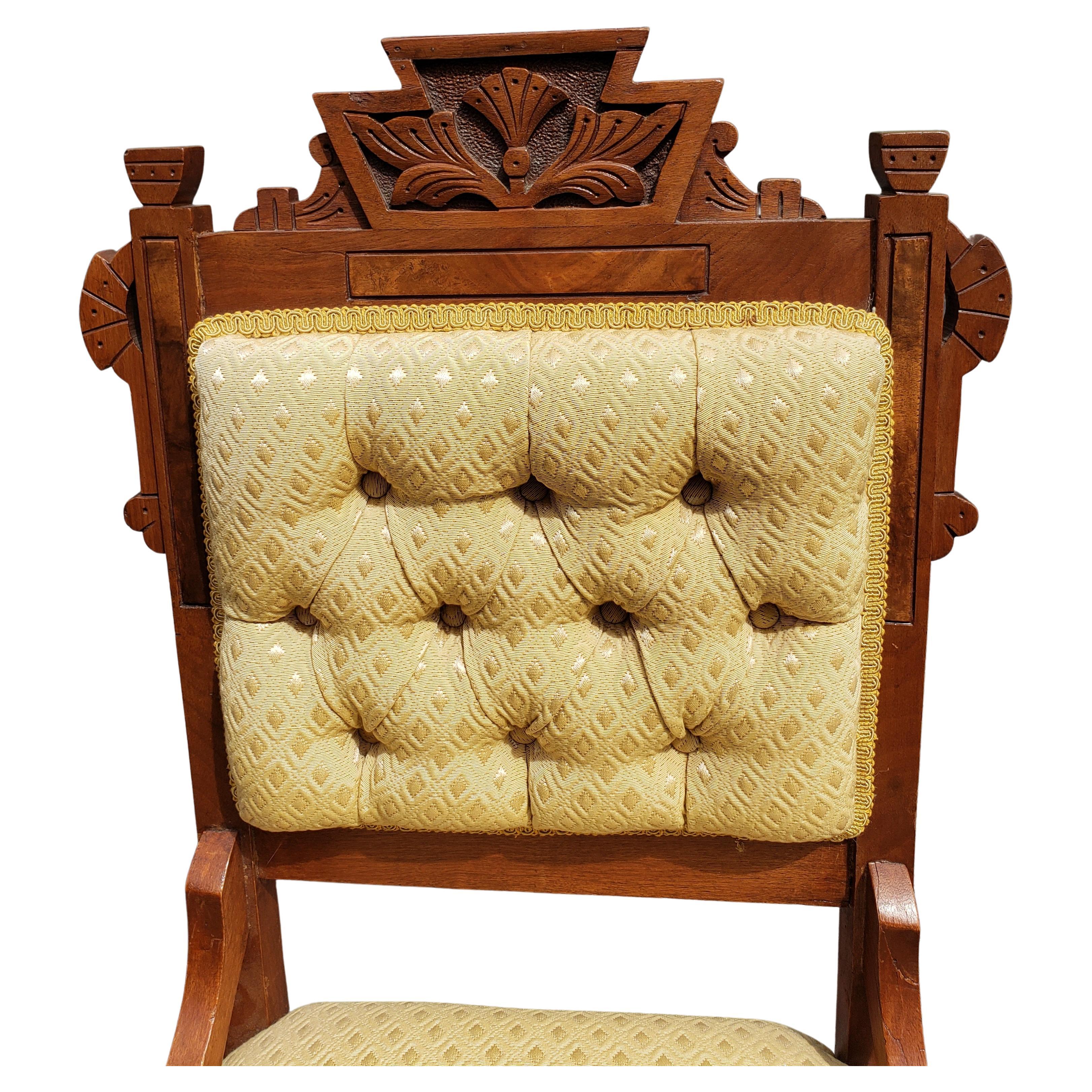 Antiker viktorianischer gepolsterter getufteter Parlor-Stuhl aus Nussbaum, um 1880 (amerikanisch) im Angebot