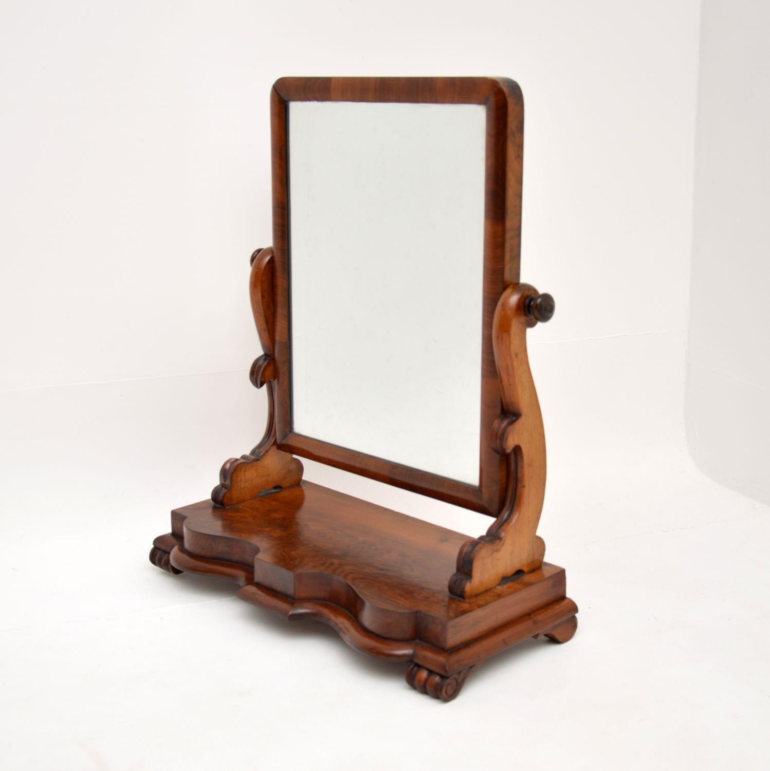 Apogée victorien Antique Victorian Walnut Vanity Mirror (miroir en noyer) en vente