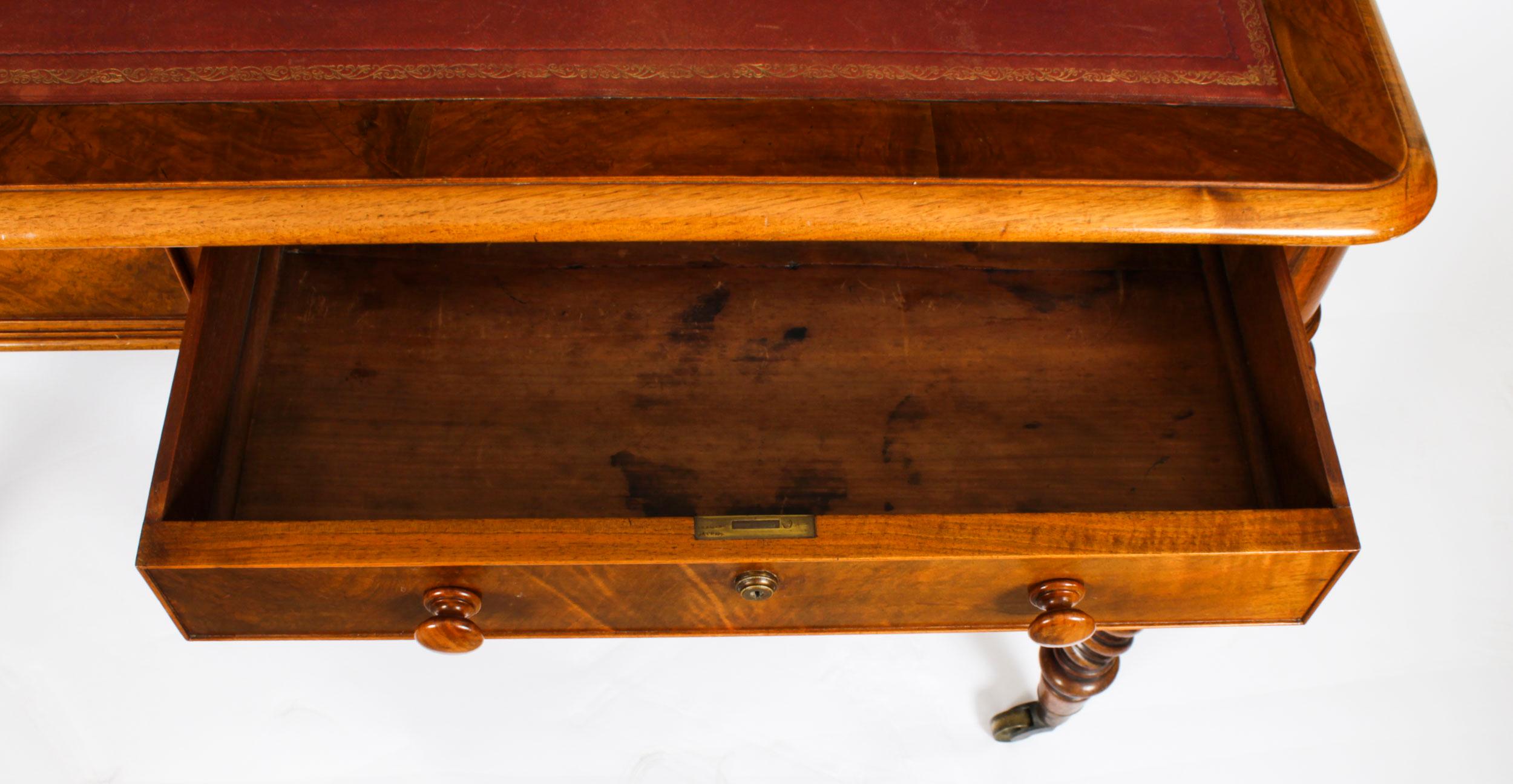 Antiker viktorianischer Schreibtisch aus Nussbaumholz Hindley & Sons, 19. Jahrhundert im Angebot 4