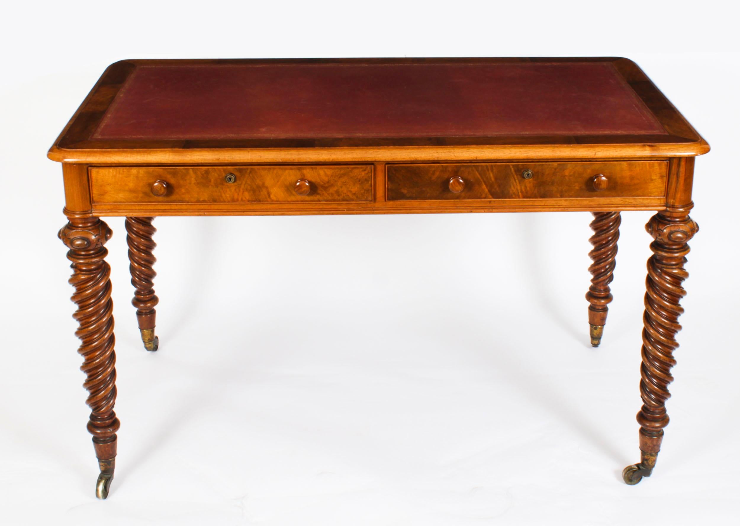 Antiker viktorianischer Schreibtisch aus Nussbaumholz, datiert um 1850.

Eine der Schubladen ist vom Hersteller gestempelt:

C.Hindley & Sons, zuletzt Miles & Edwards, 134 Oxford Street, London.
Es trägt die Inventarnummer 12451

Die rechteckige