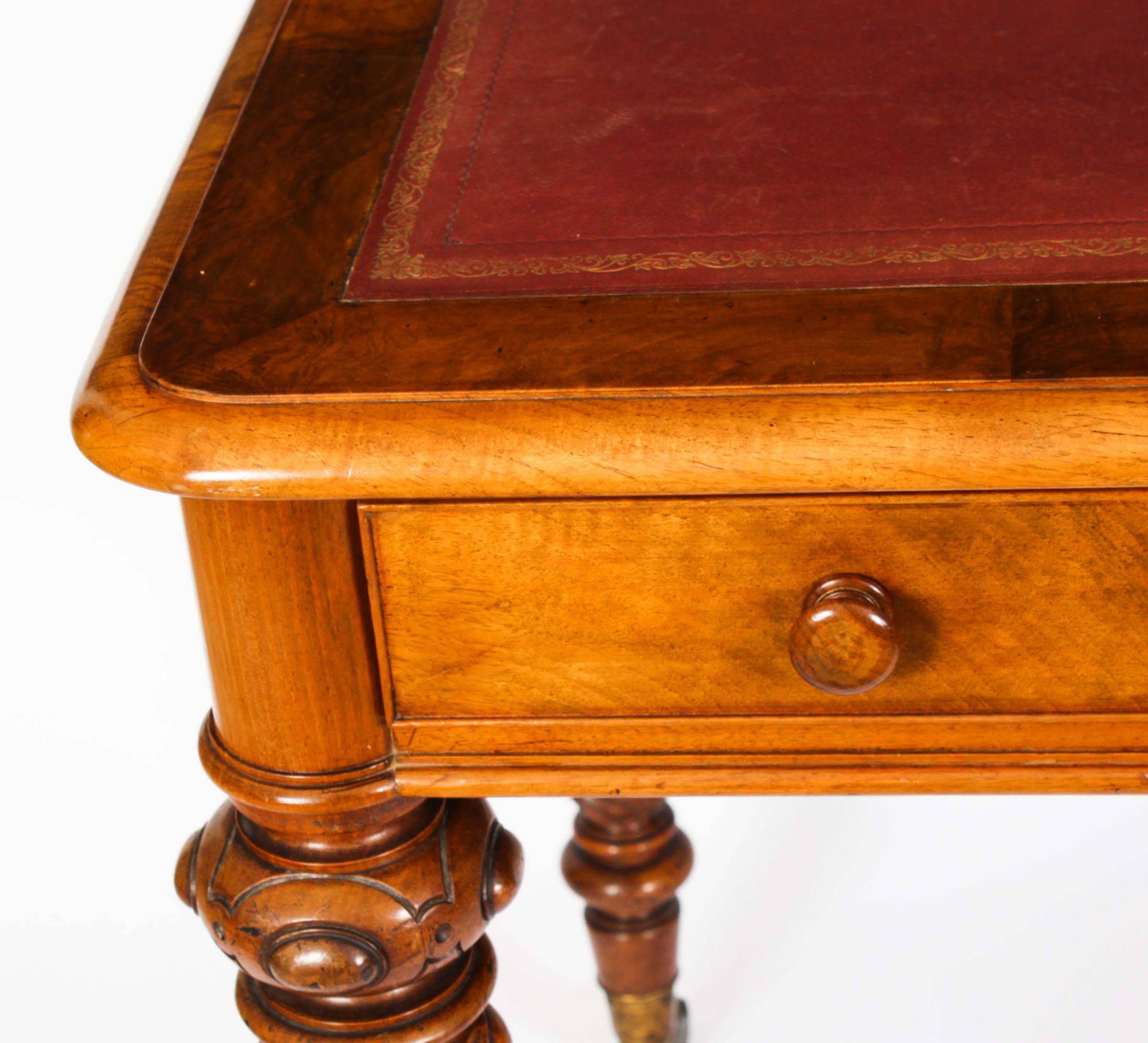 Antiker viktorianischer Schreibtisch aus Nussbaumholz Hindley & Sons, 19. Jahrhundert (Walnuss) im Angebot