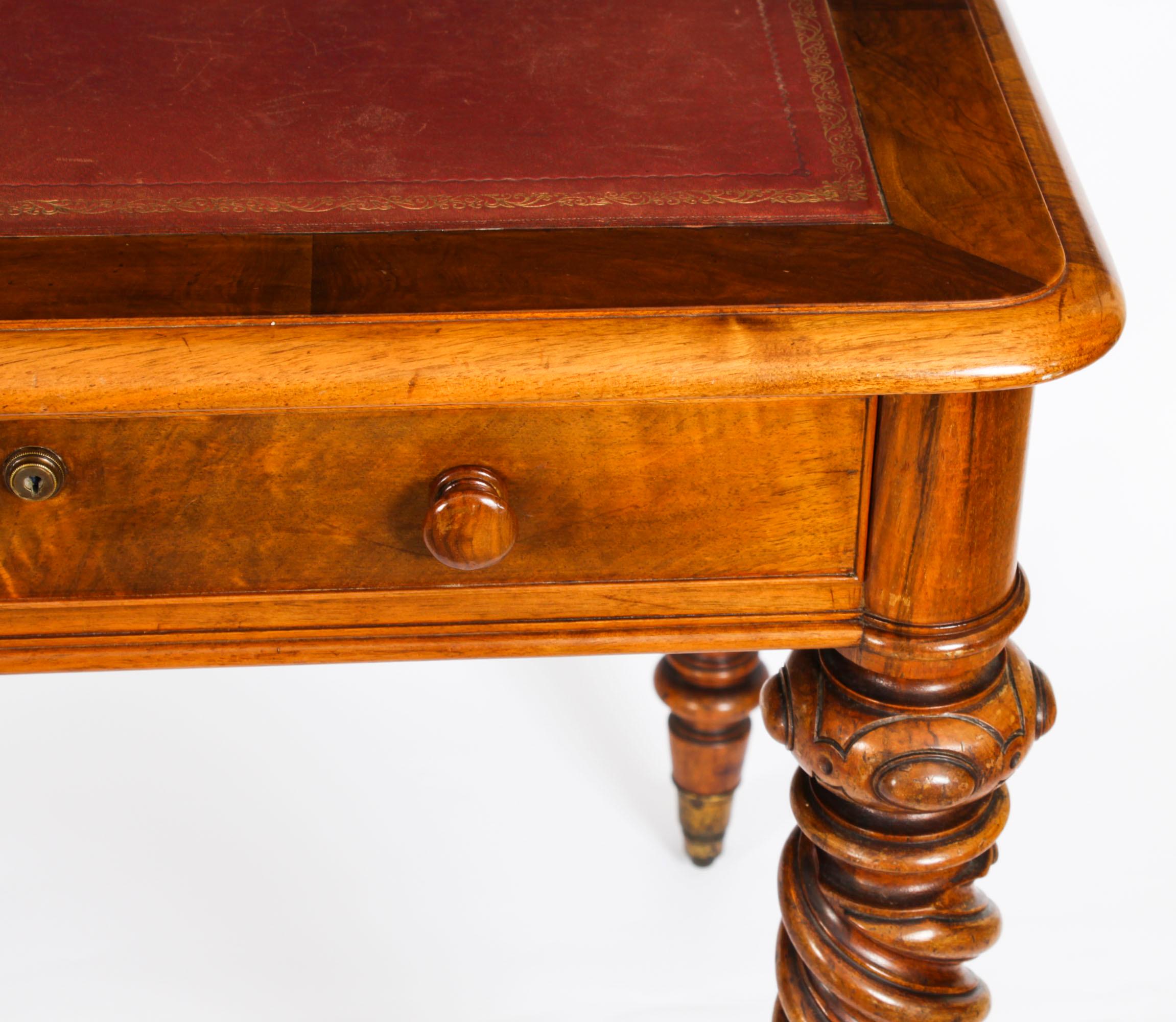 Antiker viktorianischer Schreibtisch aus Nussbaumholz Hindley & Sons, 19. Jahrhundert im Angebot 1