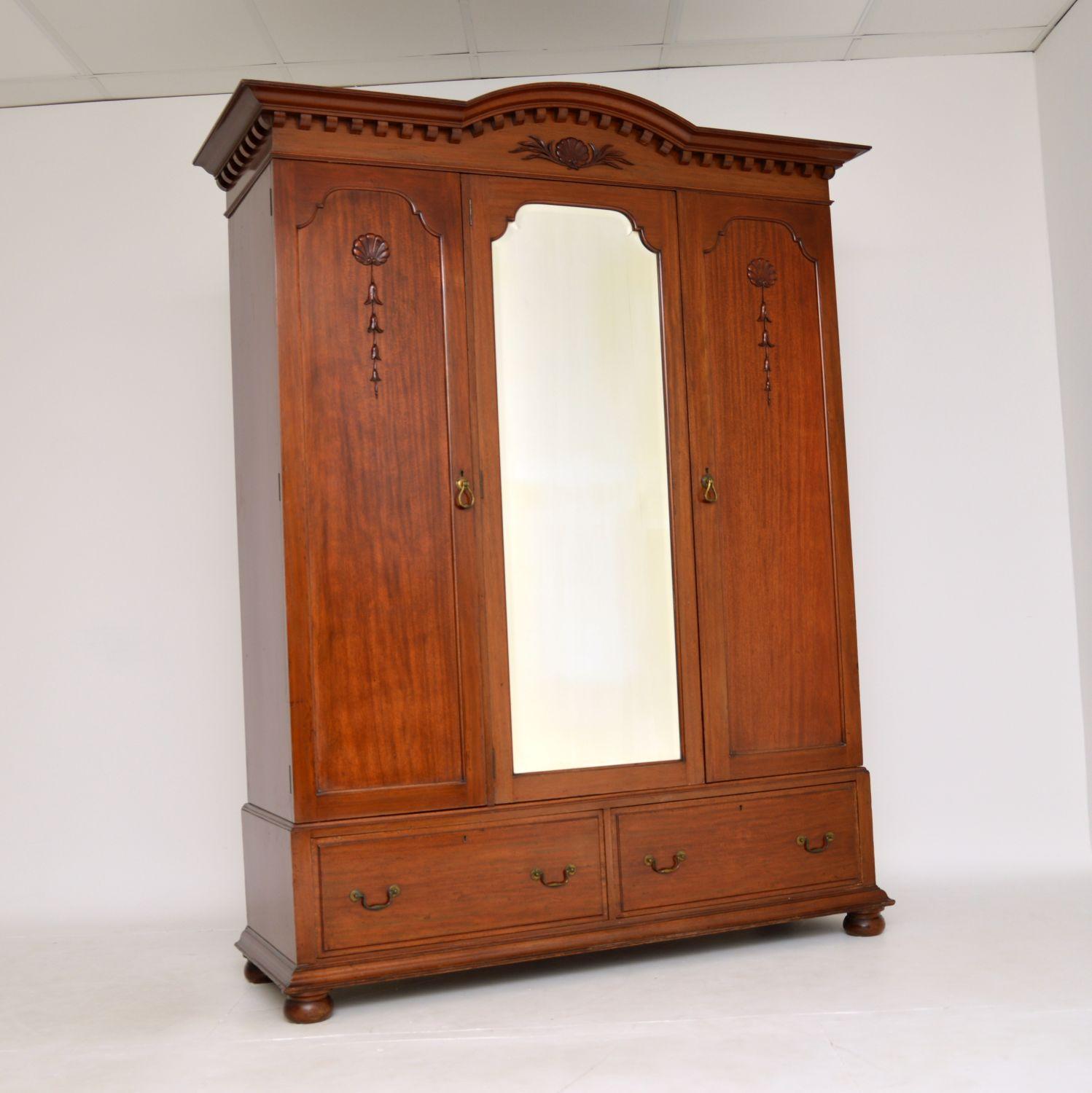 A top quality and very impressive antique Victorian wardrobe. This was made by the high end manufacturer James Shoolbred in England, and it dates from around 1880-1900 period.

This is very well made and it is a great size, large and impressive