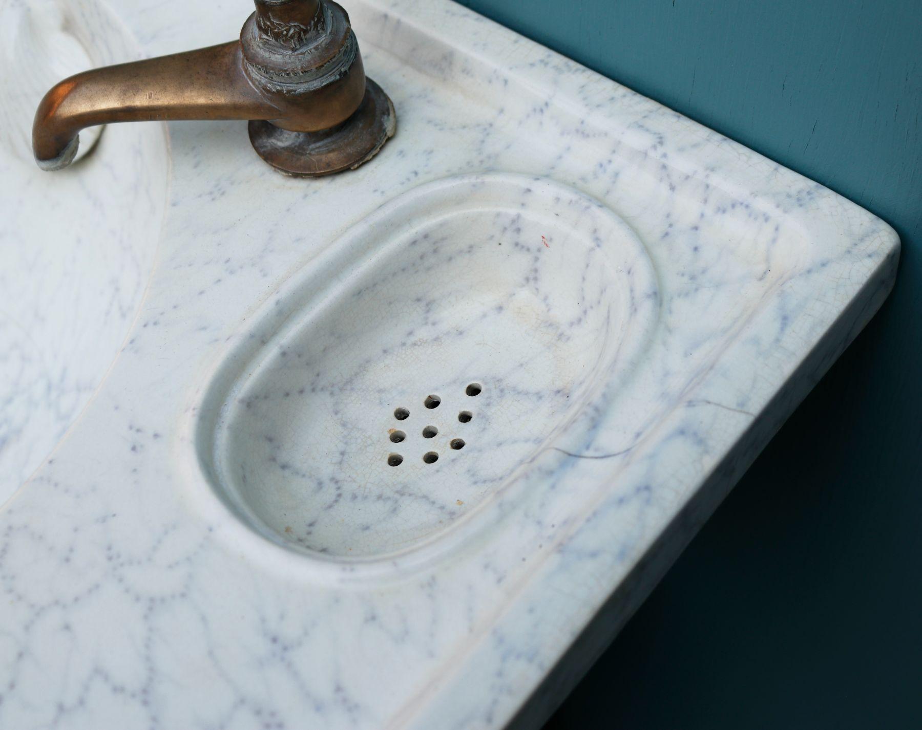 Ancien lavabo ou évier victorien, avec une finition effet marbre, peint à la main sous la glaçure. Comprend les robinets d'origine.

Porte-savons décoratifs en forme de coquille, à débordement et à vidange.