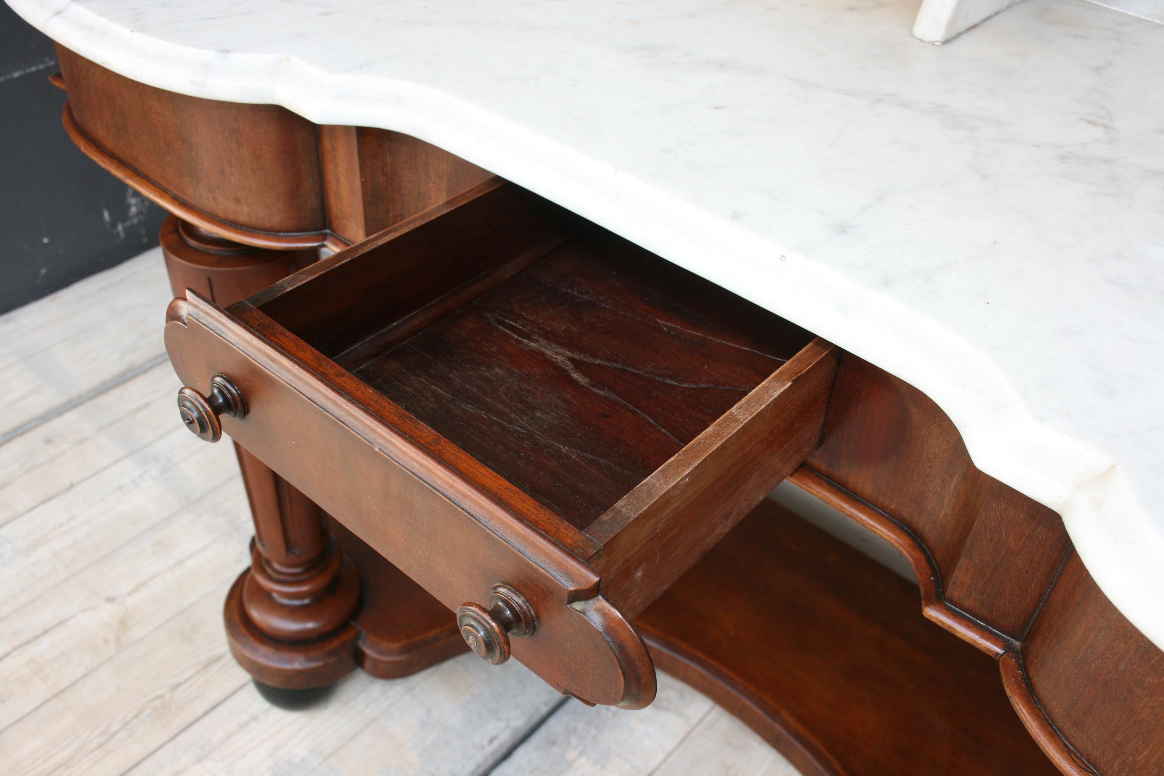 Antique Victorian Washstand, Mahogany and White Marble, 19th Century In Good Condition In Dusseldorf, DE