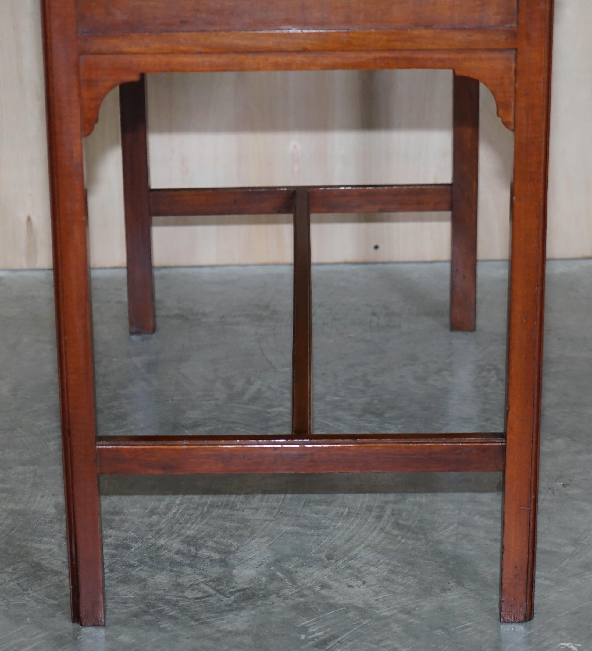 Antiguo Escritorio Victoriano de Relojero Sabor Georgiano Madera dura y cuero marrón en venta 4