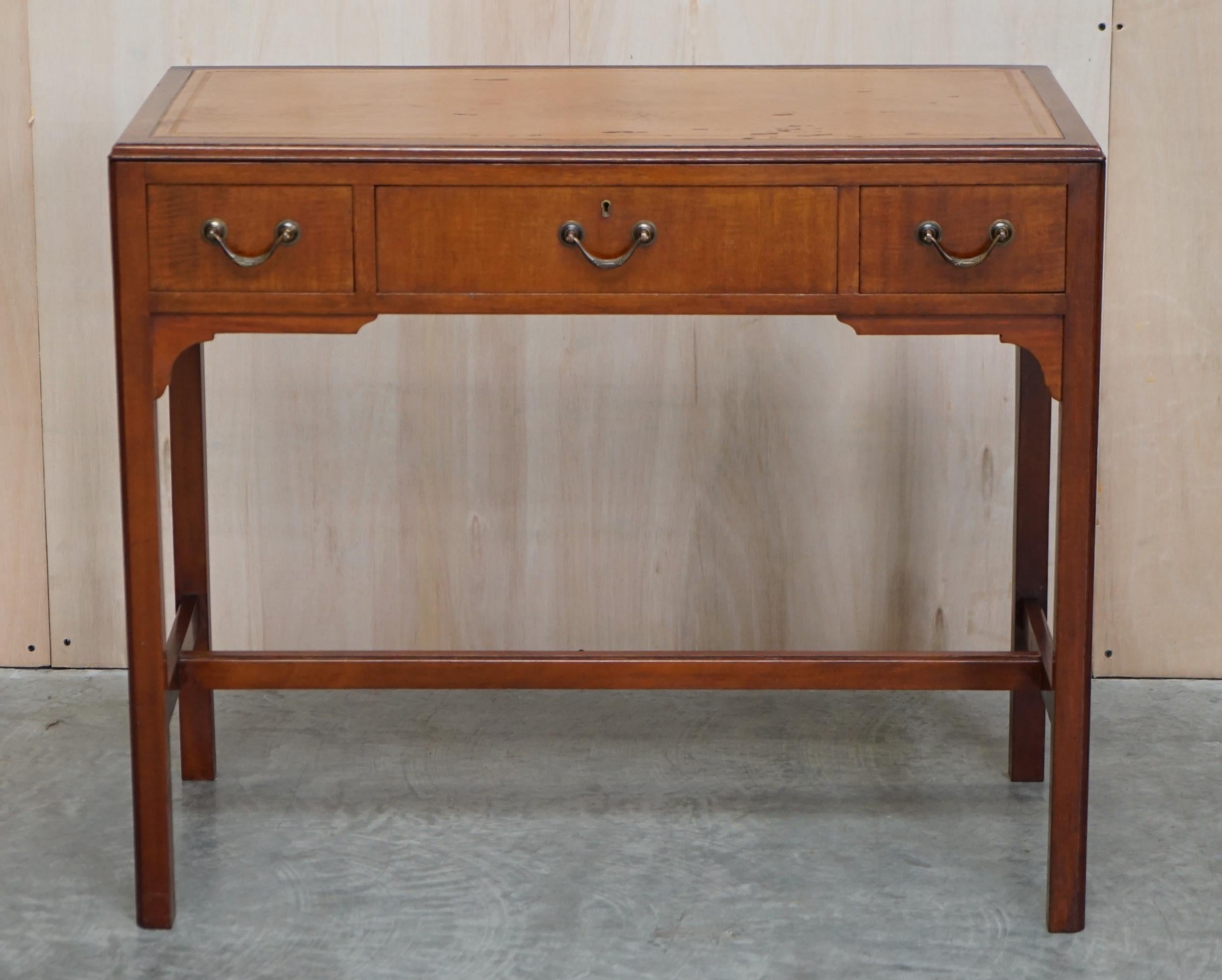 Estamos encantados de ofrecer a la venta este precioso escritorio de relojero de alrededor de 1880-1900, de gusto georgiano, con tablero de cuero marrón de época y cajón clasificador.

Un pequeño escritorio o mesa de escribir de buen aspecto y