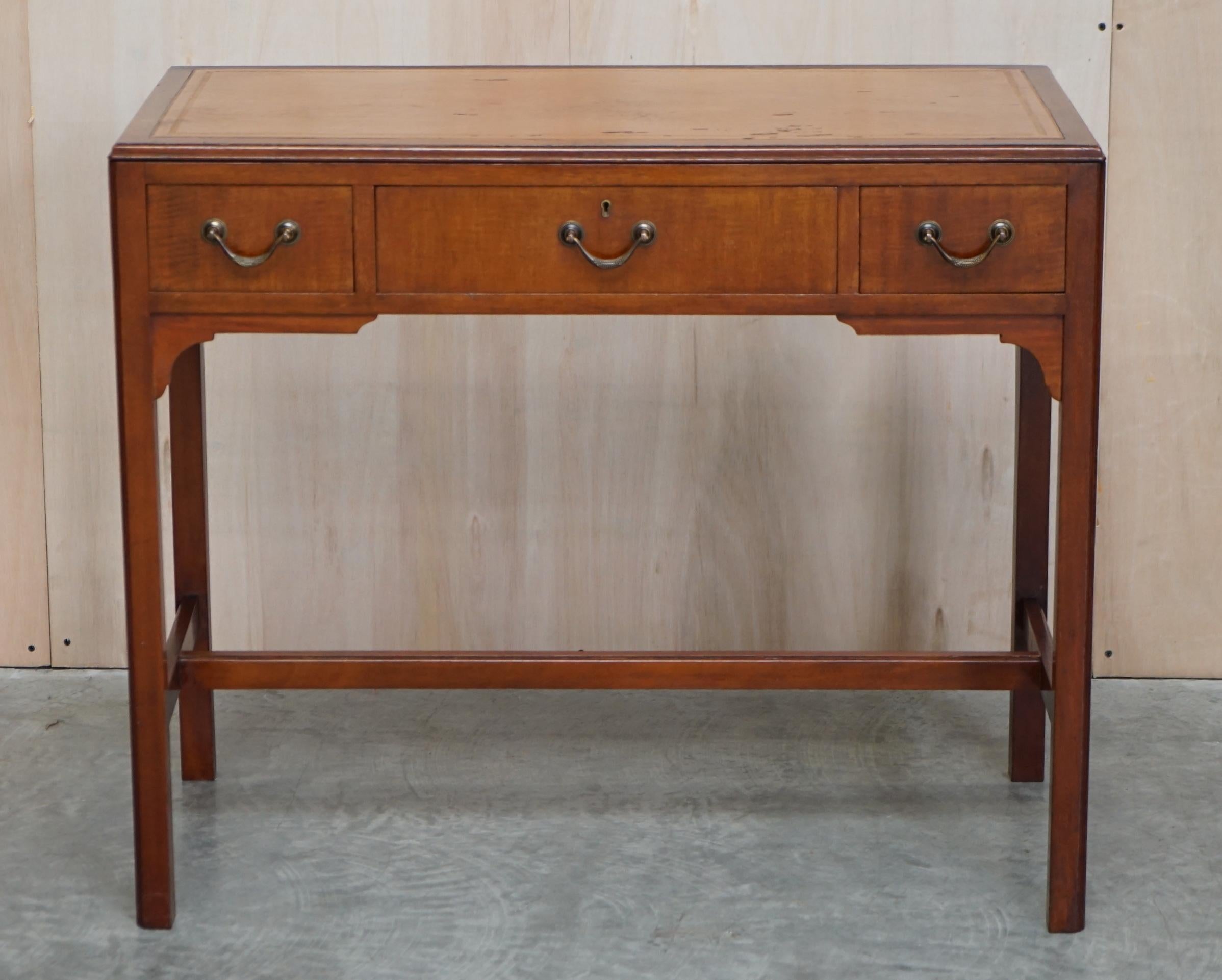 Nous sommes ravis de proposer à la vente ce beau bureau d'horloger d'environ 1880-1900 dans le goût géorgien avec dessus en cuir brun d'époque et tiroir de tri.

Un petit bureau ou une table d'écriture de bonne apparence et bien fait, il m'a été