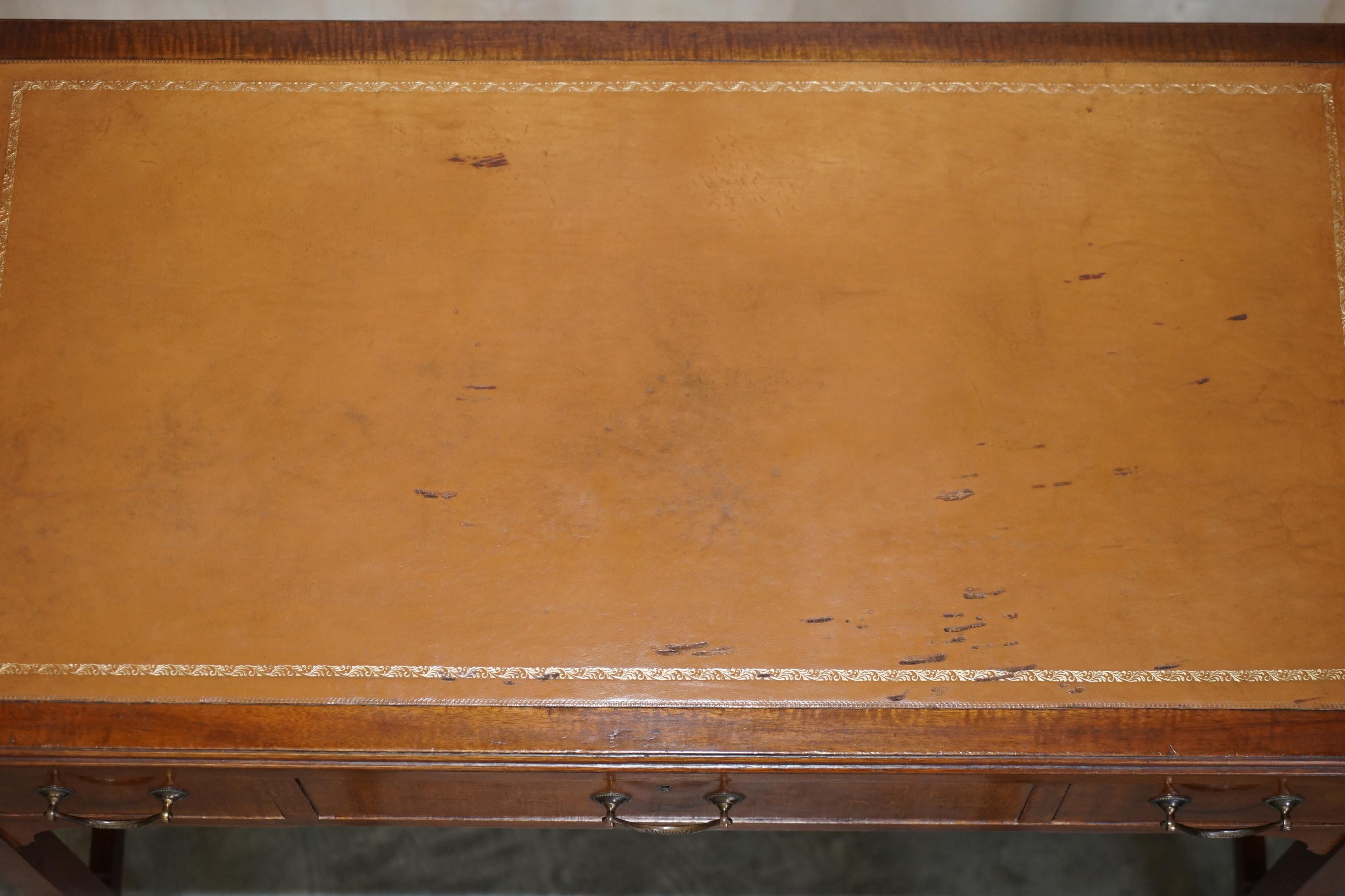 Antiguo Escritorio Victoriano de Relojero Sabor Georgiano Madera dura y cuero marrón en venta 1
