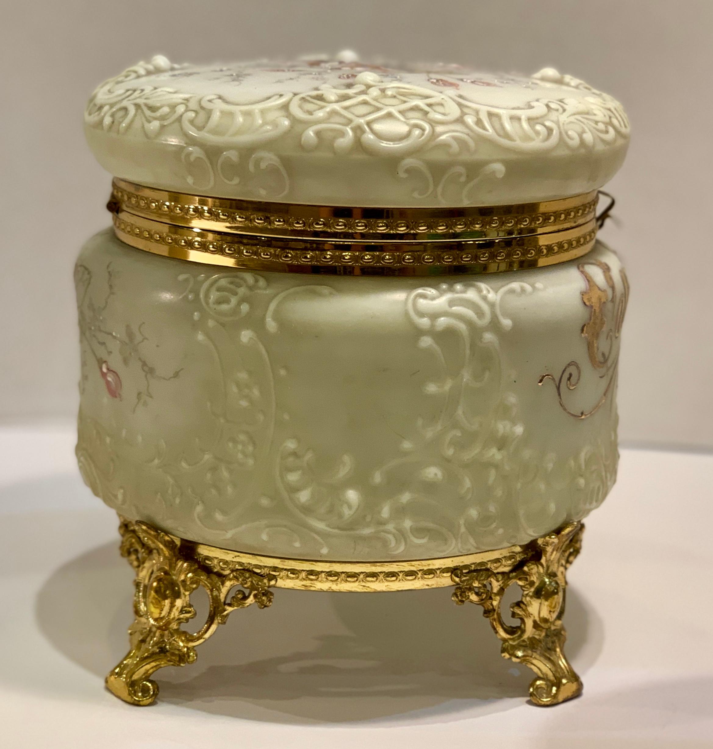 Antique Victorian Wave Crest by CF Monroe Opalware Glass Collars and Cuffs Box In Good Condition In Tustin, CA