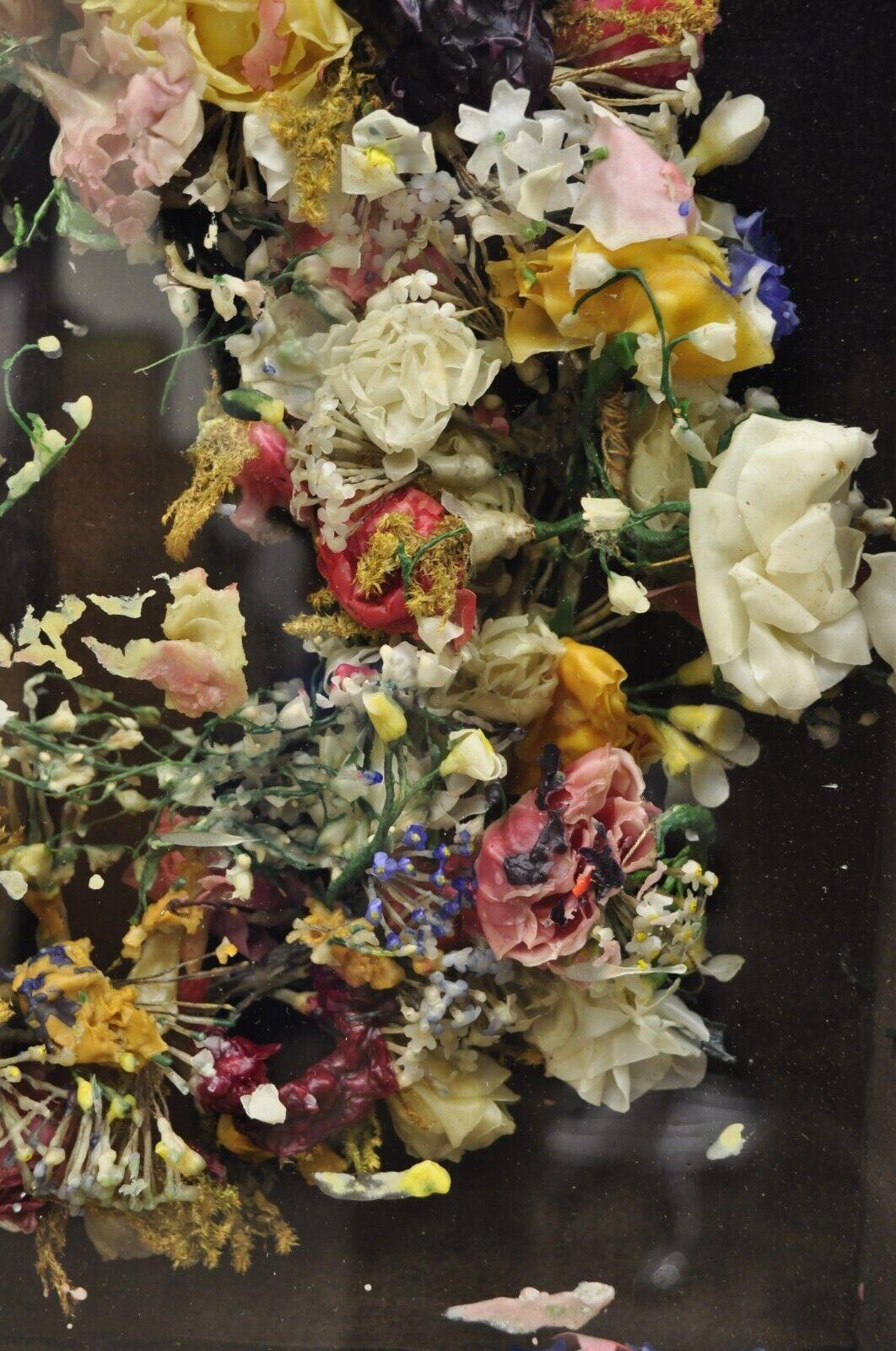 Victorien Antique coffret de deuil victorien en forme de couronne de deuil avec fleurs et cadre floral Oddity en vente