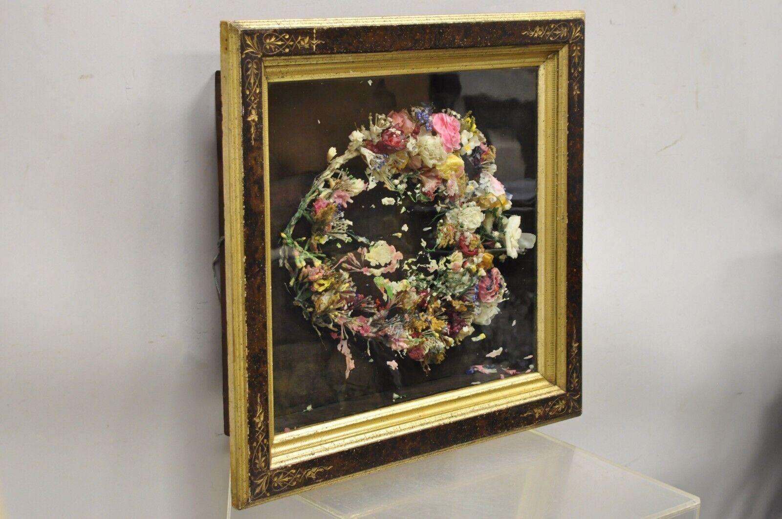 Antique coffret de deuil victorien en forme de couronne de deuil avec fleurs et cadre floral Oddity Bon état - En vente à Philadelphia, PA