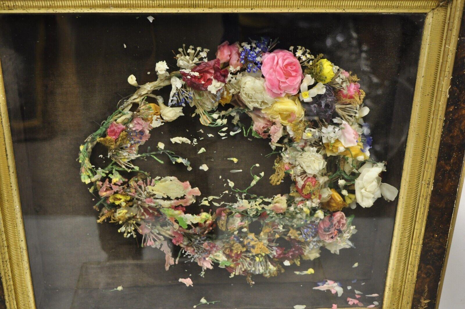 XIXe siècle Antique coffret de deuil victorien en forme de couronne de deuil avec fleurs et cadre floral Oddity en vente
