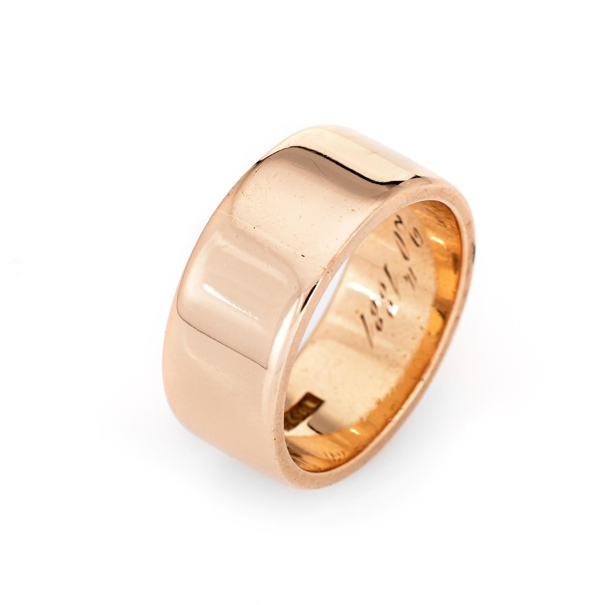 Elegant antique Victorian wedding band (circa 1880s to 1900s) crafted in 18 karat rose gold. 

The wedding band is wider, measuring 8.5mm (0.33 inches). The inner band is engraved 