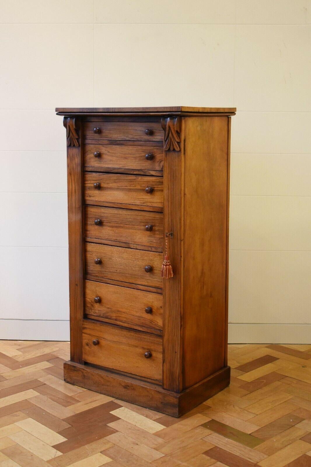 Superbe coffret en palissandre Wellington de style victorien, datant des années 1890.

Cette pièce rare et unique possède une banque de sept tiroirs gradués qui sont enfermés derrière un panneau latéral verrouillable, qui peut être ouvert avec sa