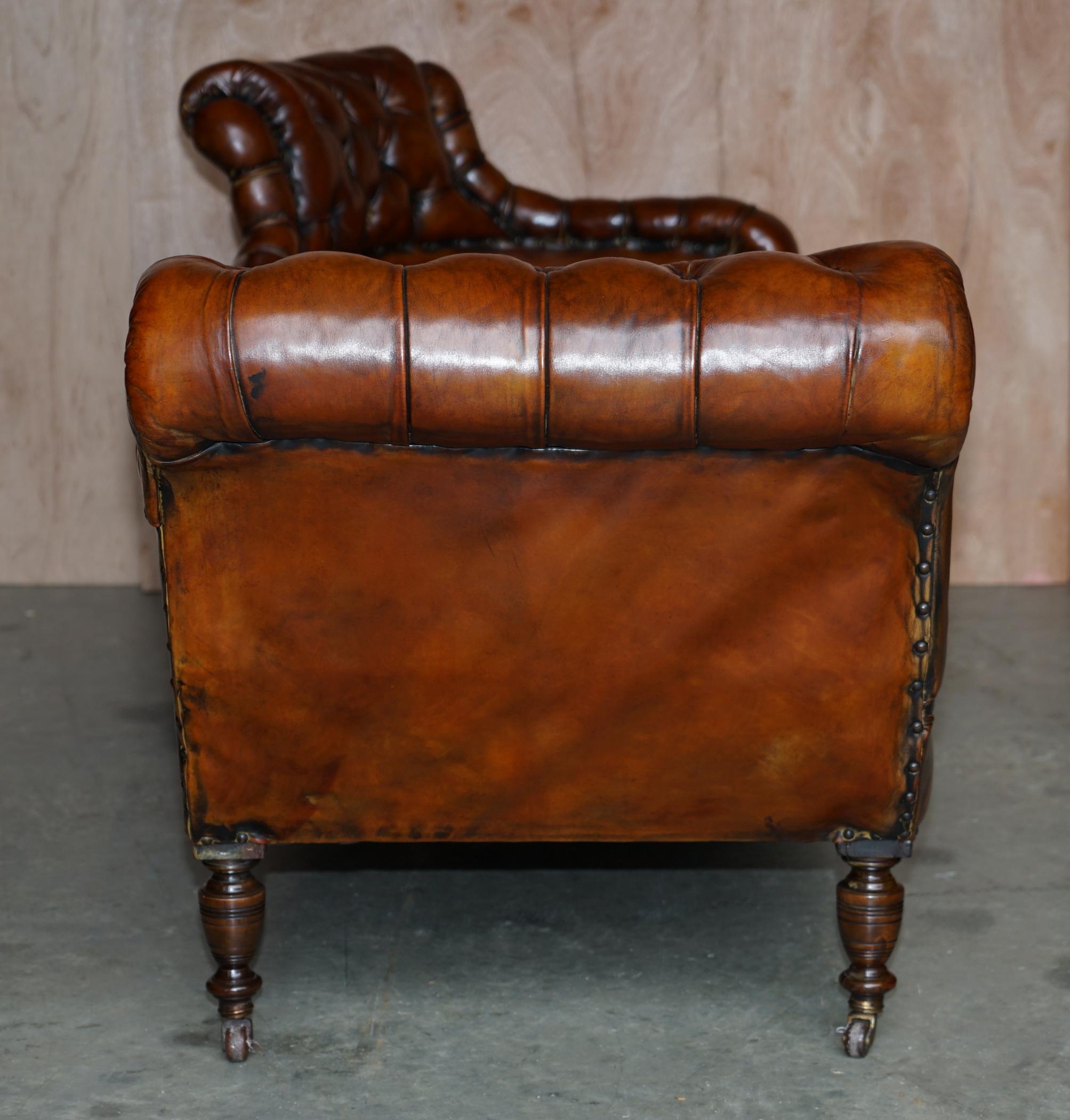 Fauteuil de salon de style victorien ancien en cuir marron whisky restauré Chesterfield en vente 3