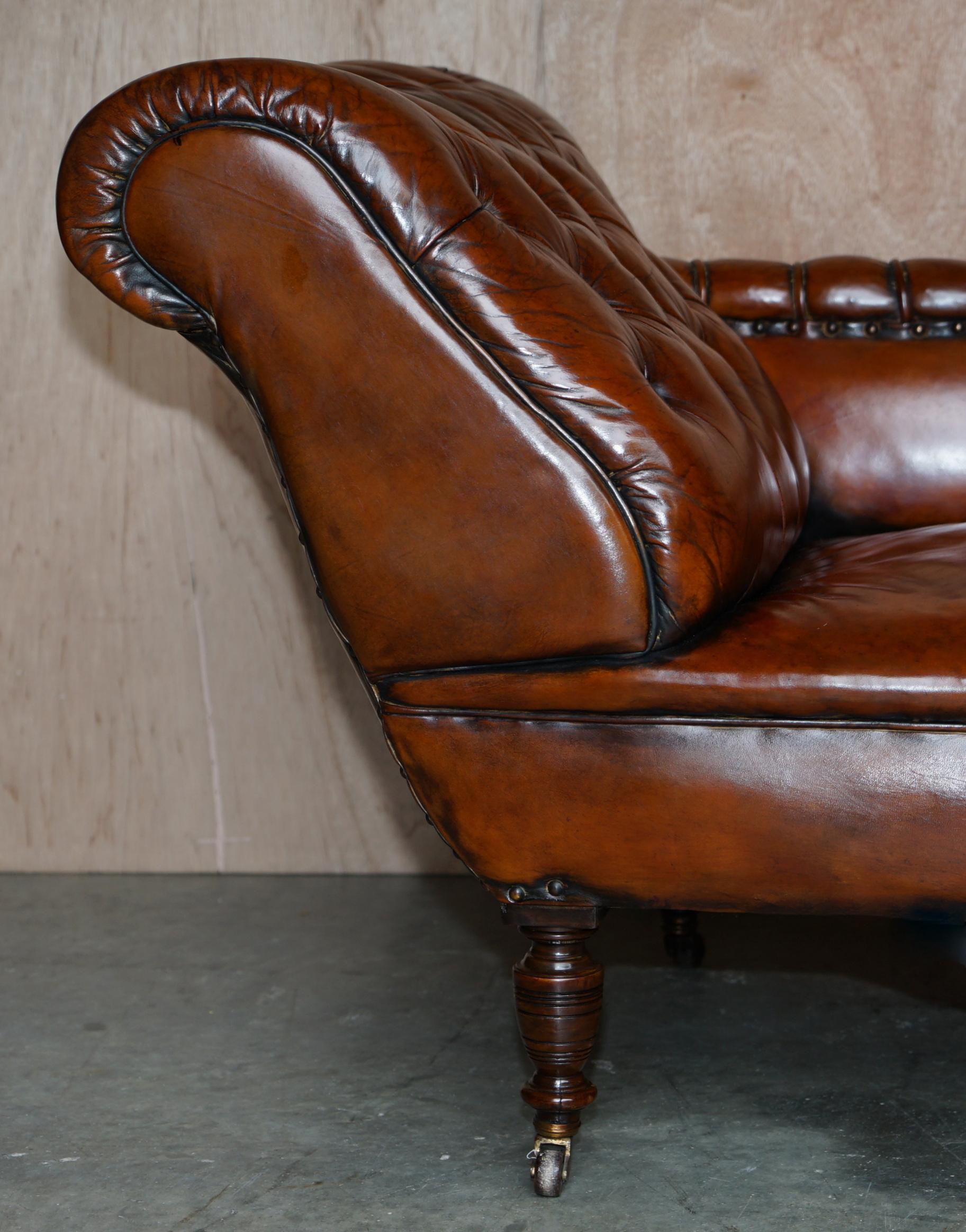 Victorien Fauteuil de salon de style victorien ancien en cuir marron whisky restauré Chesterfield en vente