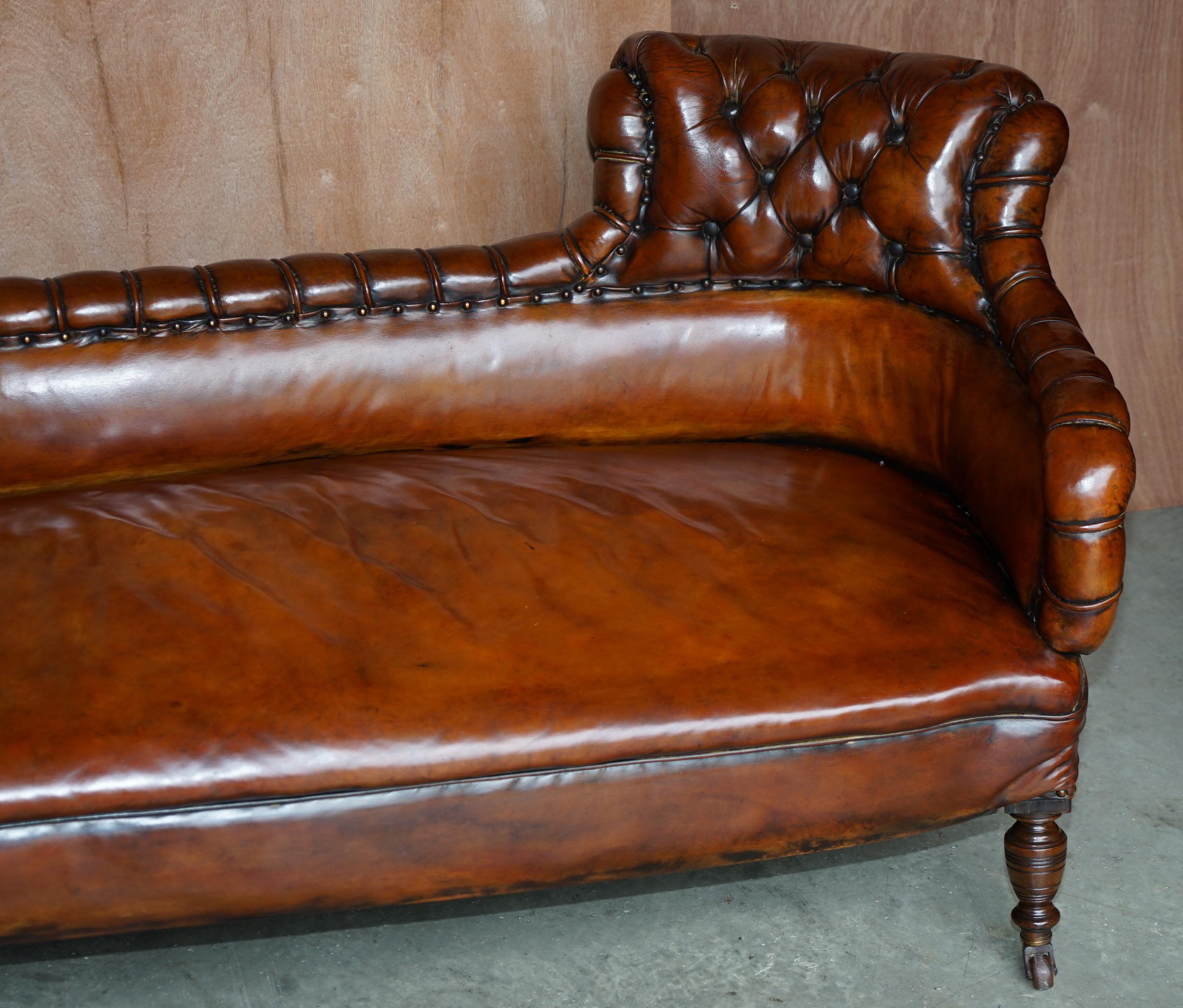 Antike viktorianische geschwungene Chesterfield Sofa Chaise Lounge aus braunem Leder, restauriert (Englisch) im Angebot