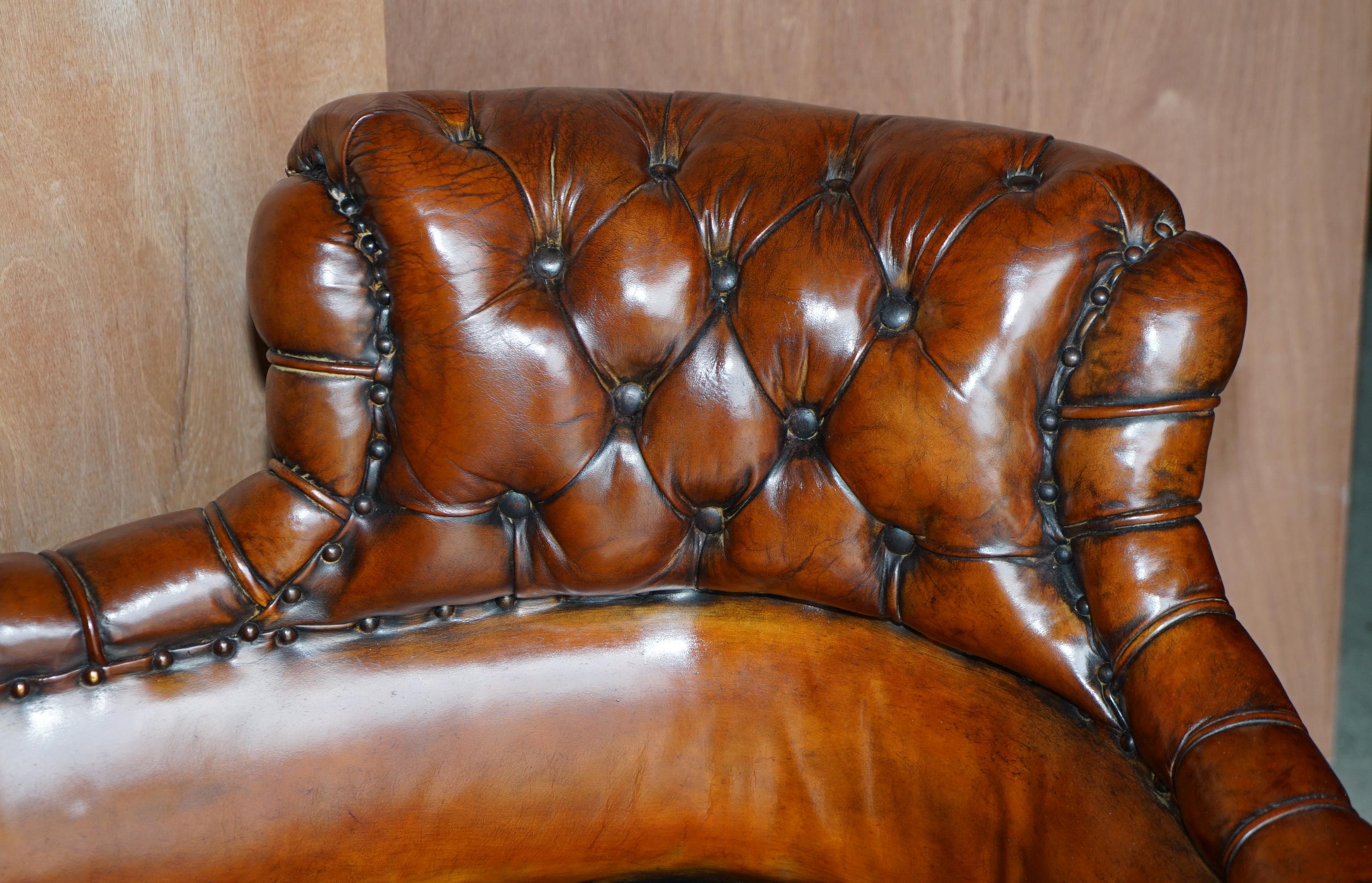 Antike viktorianische geschwungene Chesterfield Sofa Chaise Lounge aus braunem Leder, restauriert (Handgefertigt) im Angebot