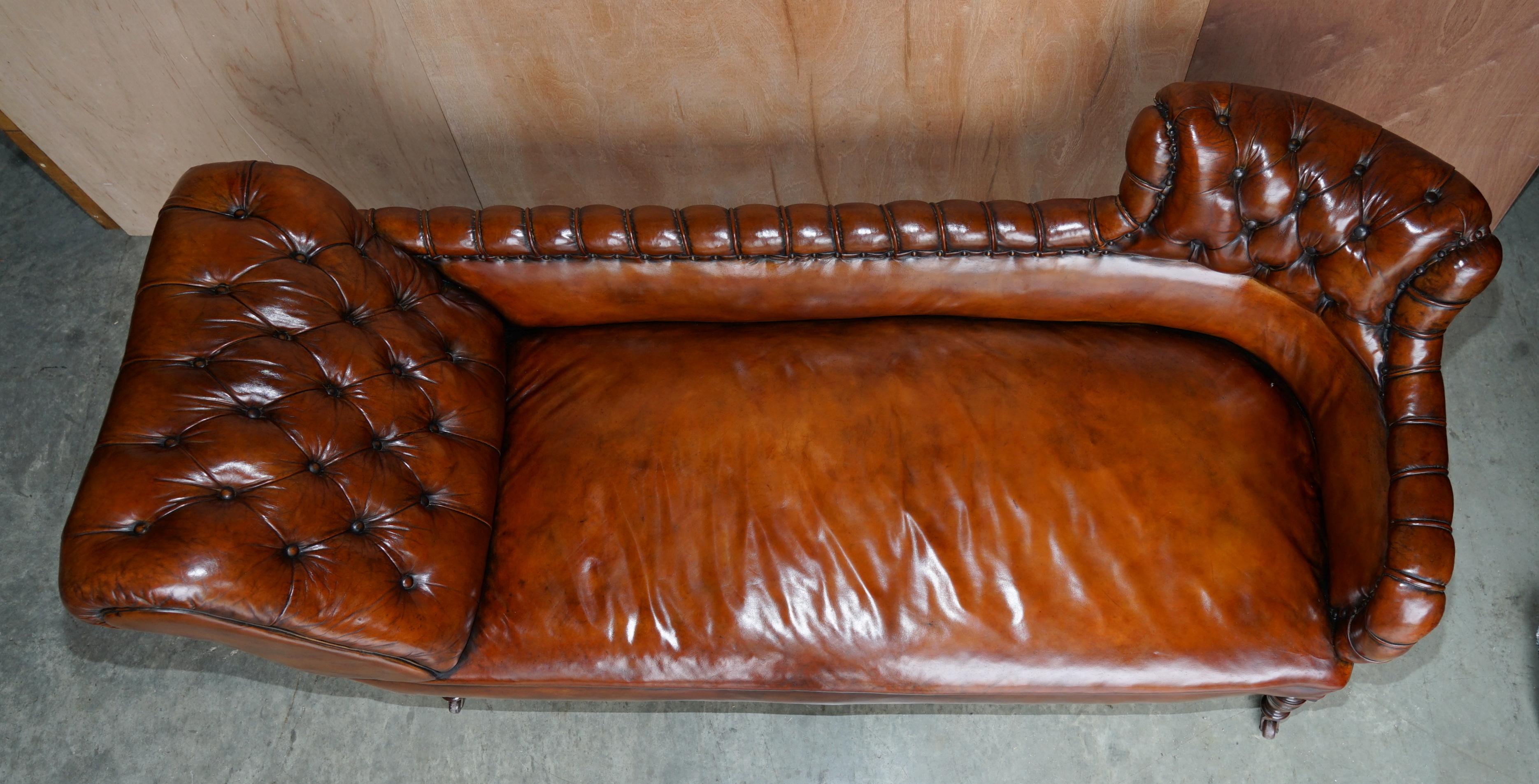 Antike viktorianische geschwungene Chesterfield Sofa Chaise Lounge aus braunem Leder, restauriert (Mittleres 19. Jahrhundert) im Angebot