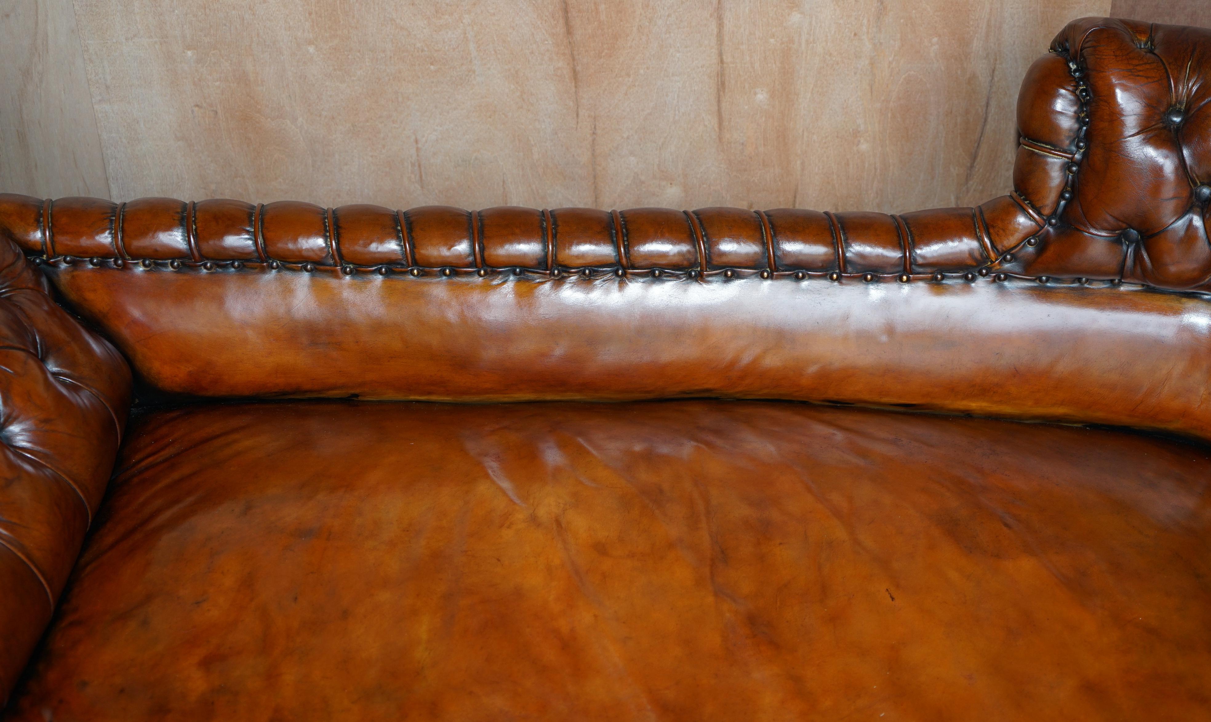 Antike viktorianische geschwungene Chesterfield Sofa Chaise Lounge aus braunem Leder, restauriert im Angebot 2