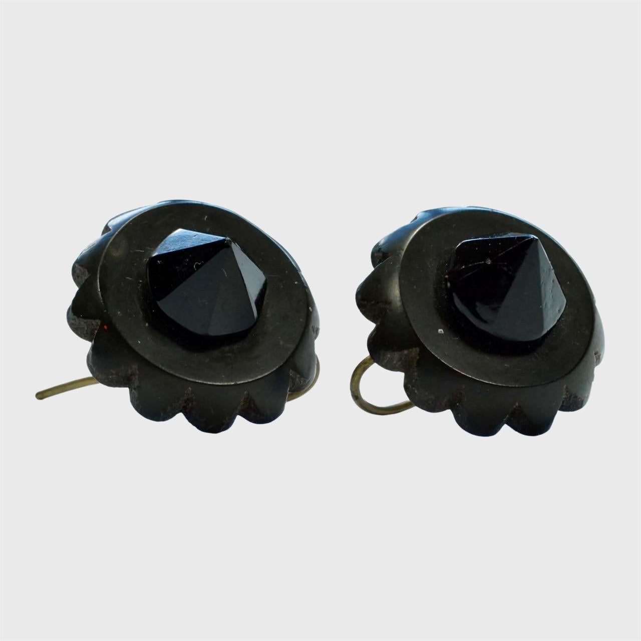 Antique Victorian Whitby Jet and Black Glass Earrings with Gold Tone Hooks In Good Condition For Sale In London, GB