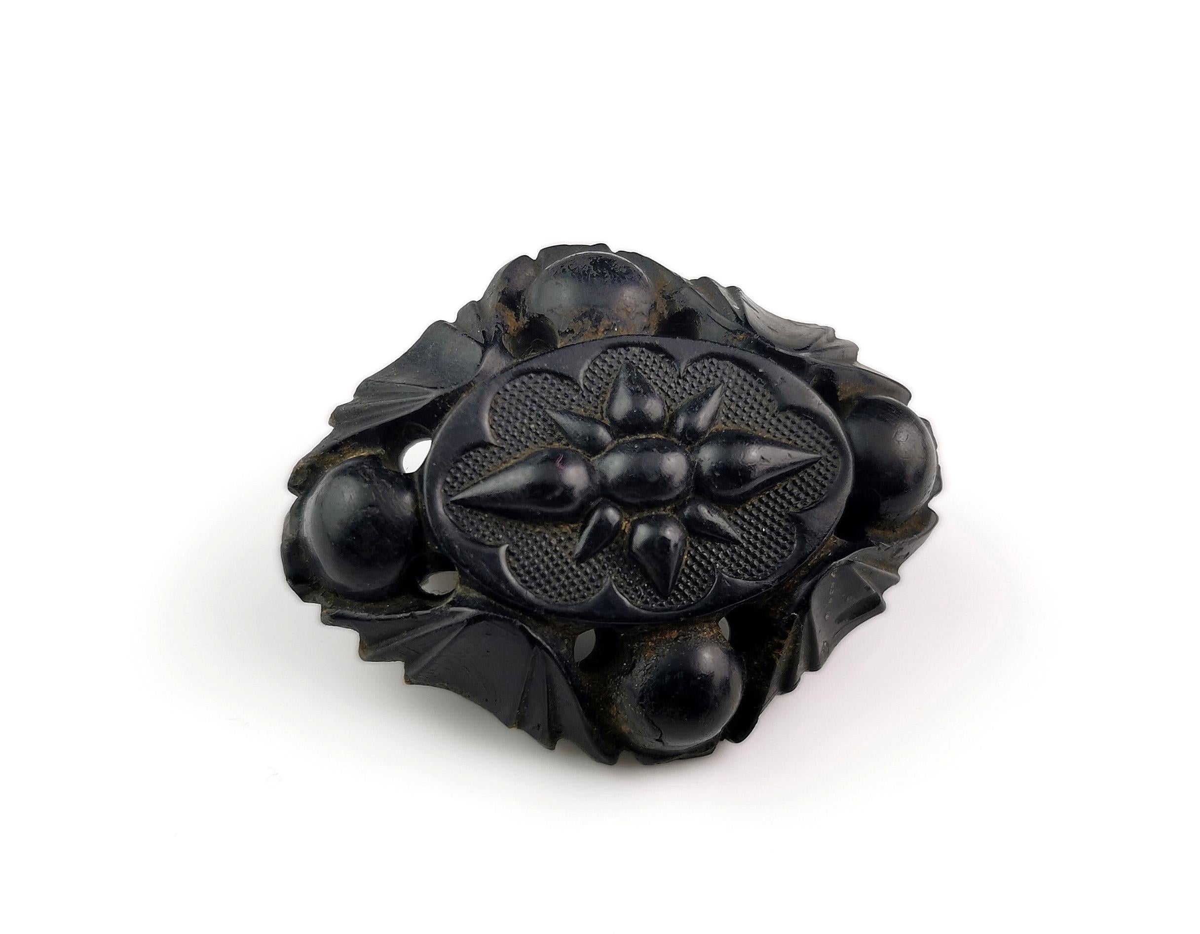 Antique Victorian Whitby Jet brooch  In Good Condition For Sale In NEWARK, GB