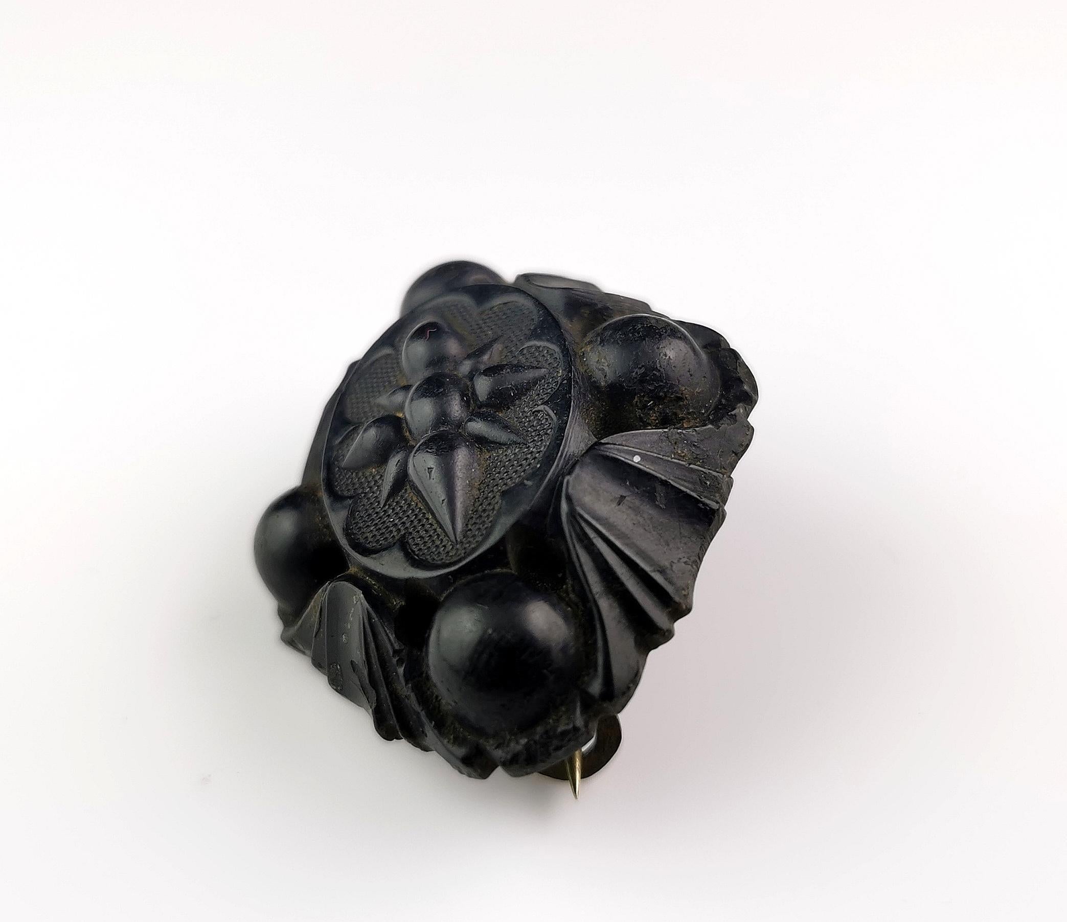 Antique Victorian Whitby Jet brooch  For Sale 2