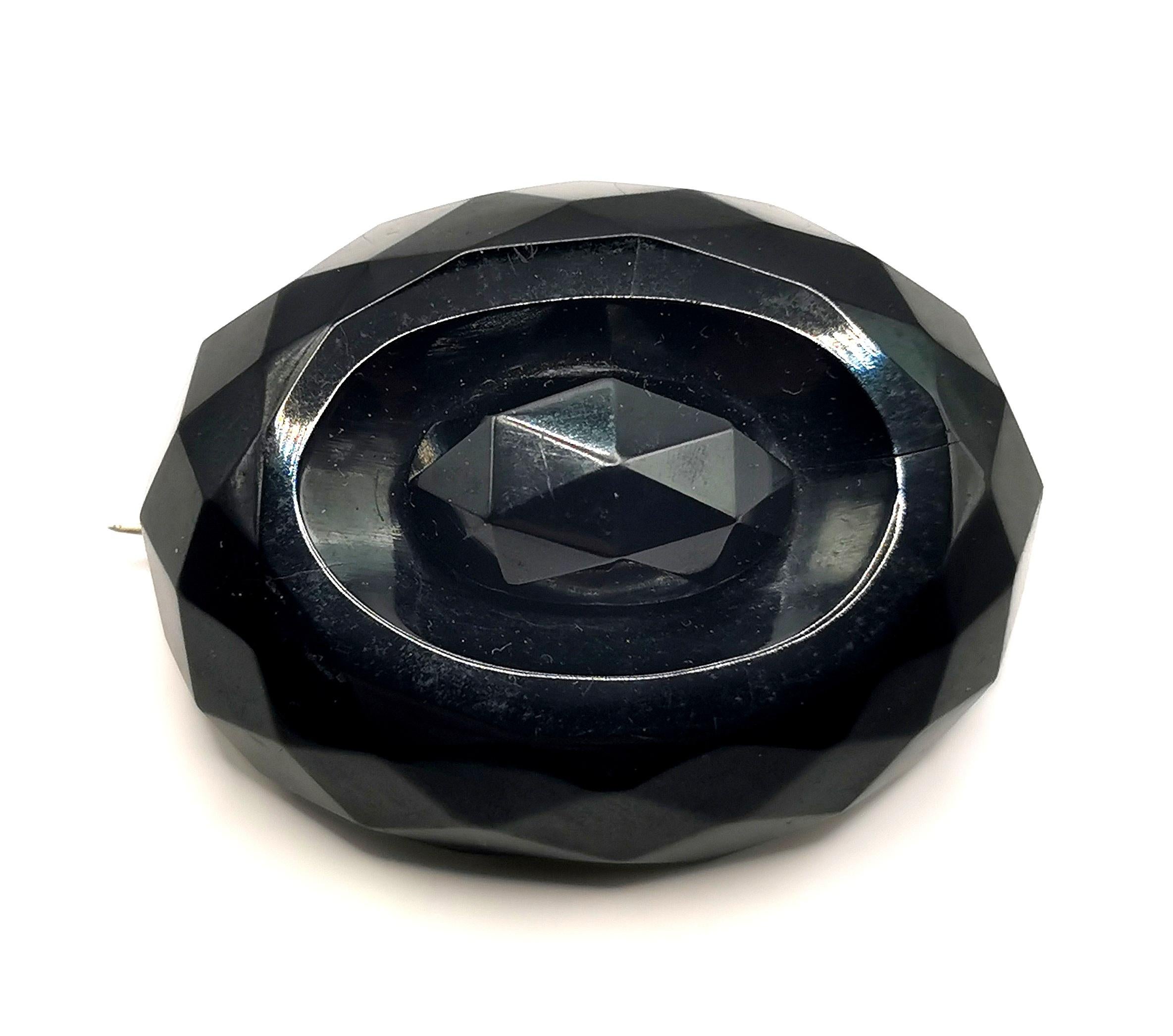 Antique Victorian Whitby Jet brooch, oval faceted  In Fair Condition In NEWARK, GB