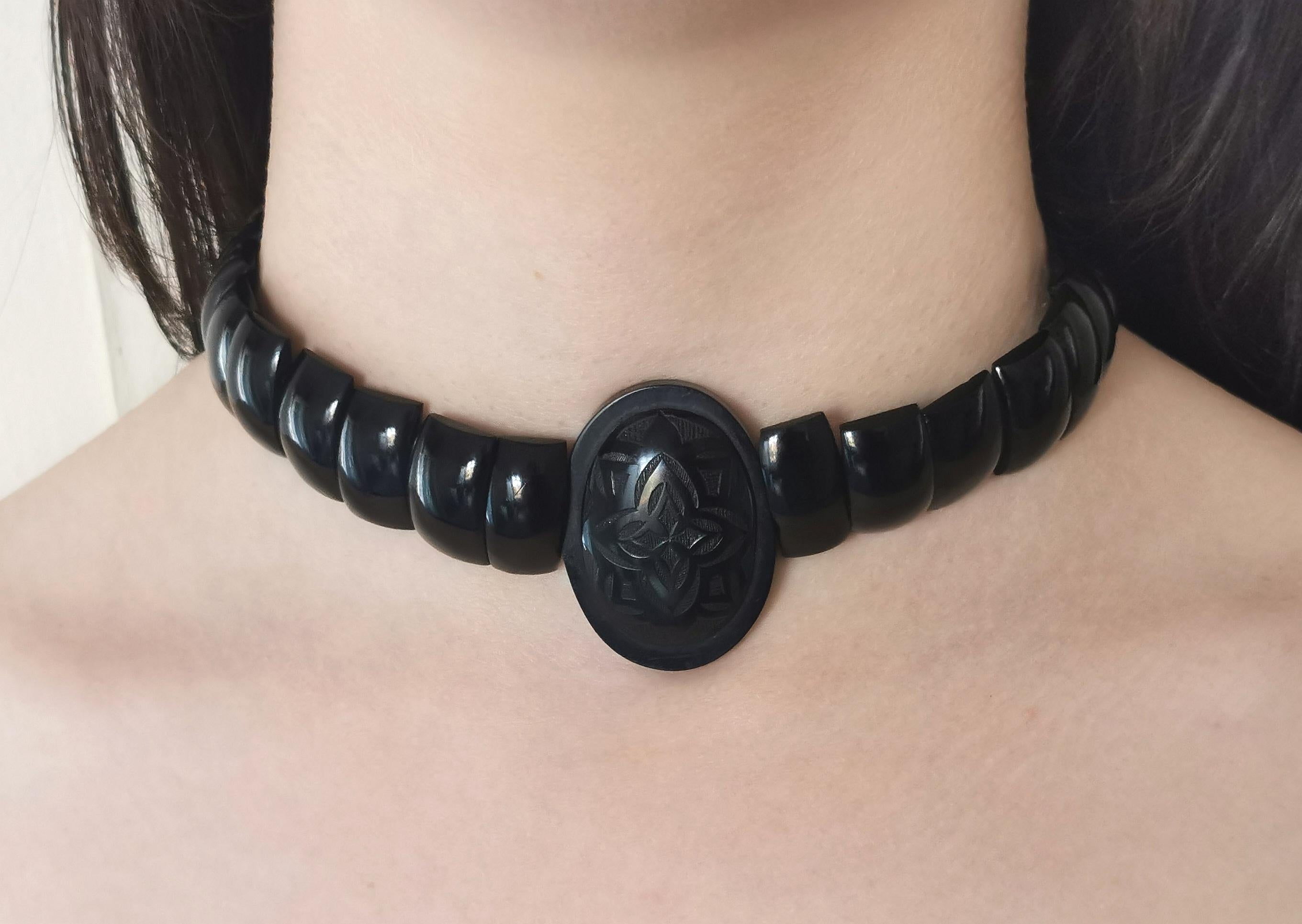 Antique Victorian Whitby Jet Choker Necklace In Good Condition In NEWARK, GB