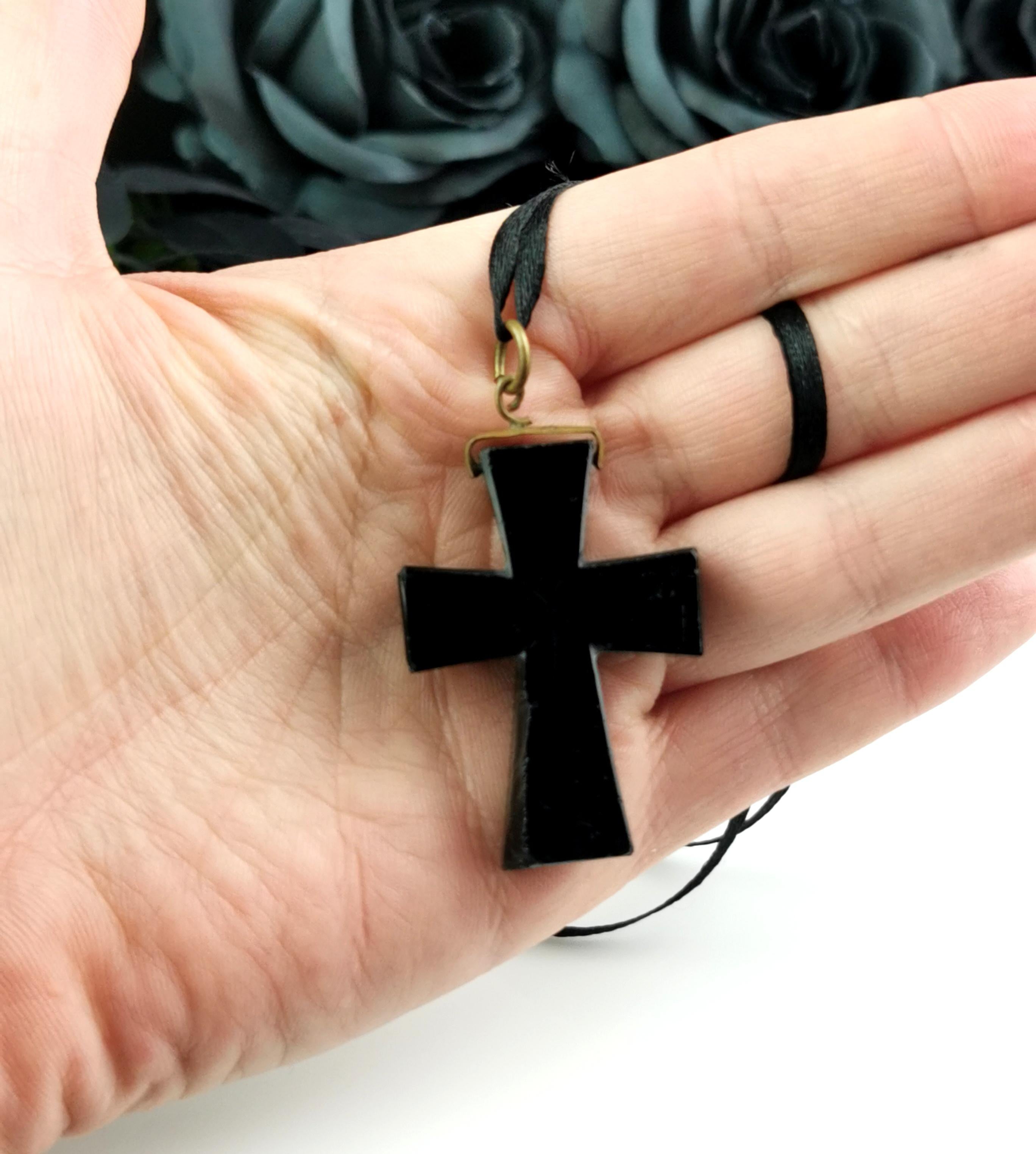 Antique Victorian Whitby Jet Cross pendant  In Fair Condition In NEWARK, GB
