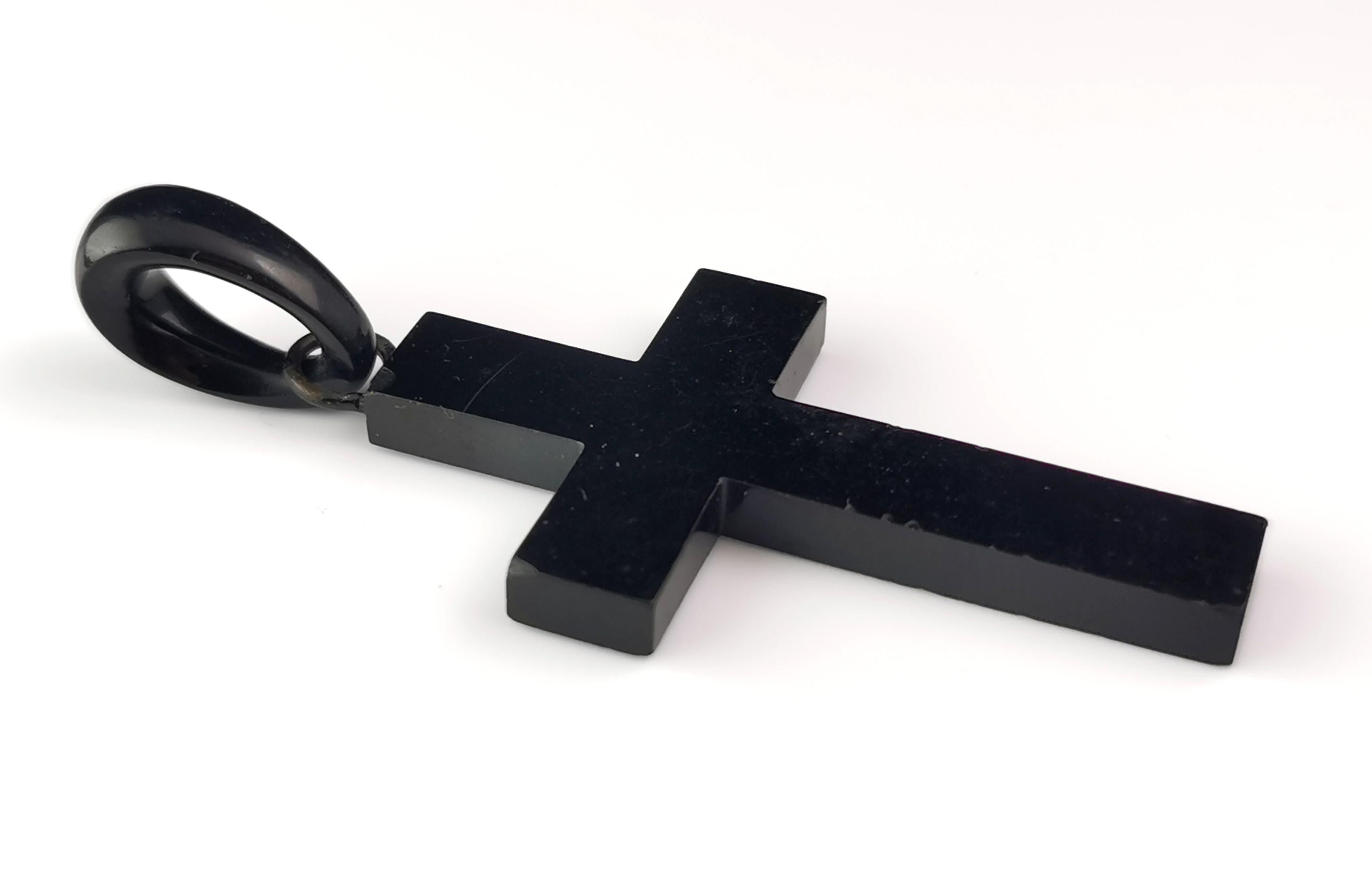 Antique Victorian Whitby Jet Cross pendant, Mourning  In Fair Condition In NEWARK, GB