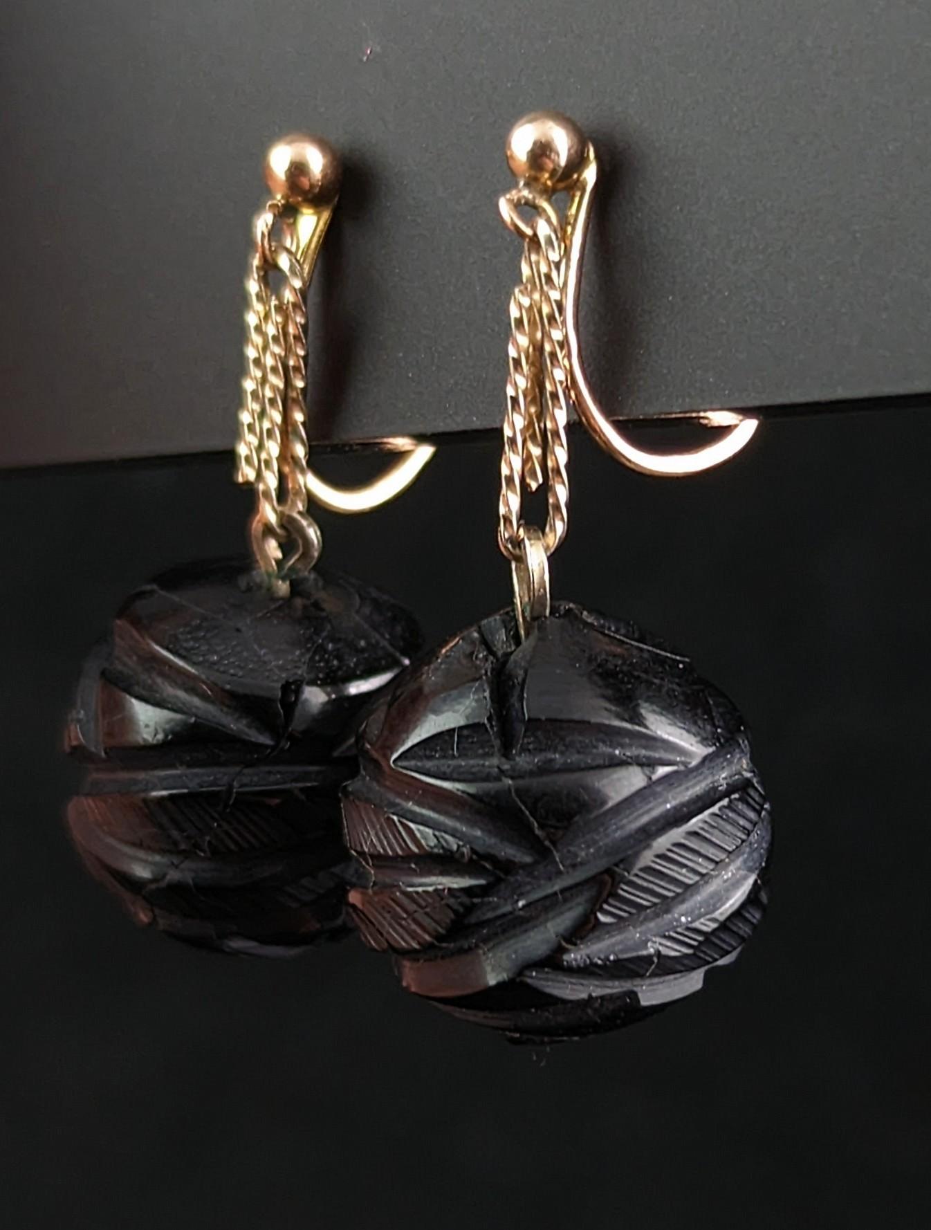 Antique Victorian Whitby Jet Earrings, 9k Gold, Screw Back In Fair Condition For Sale In NEWARK, GB
