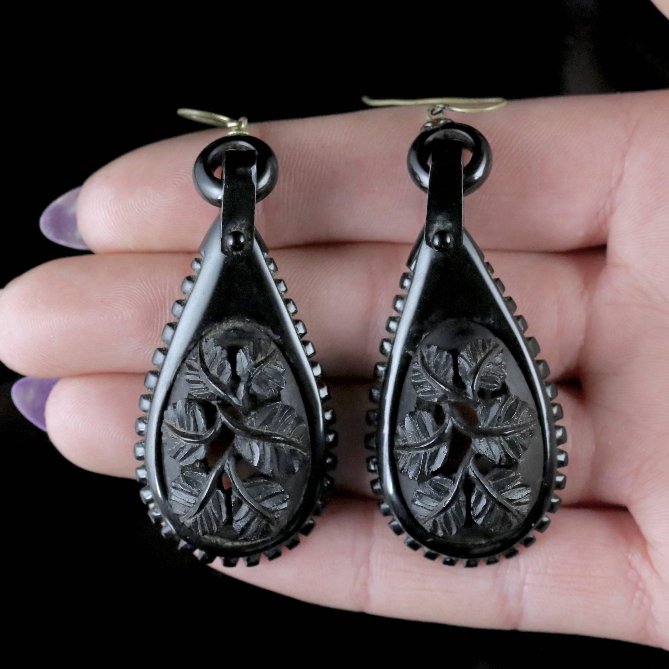 Antique Victorian Whitby Jet Earrings, circa 1900 In Excellent Condition In Lancaster, Lancashire