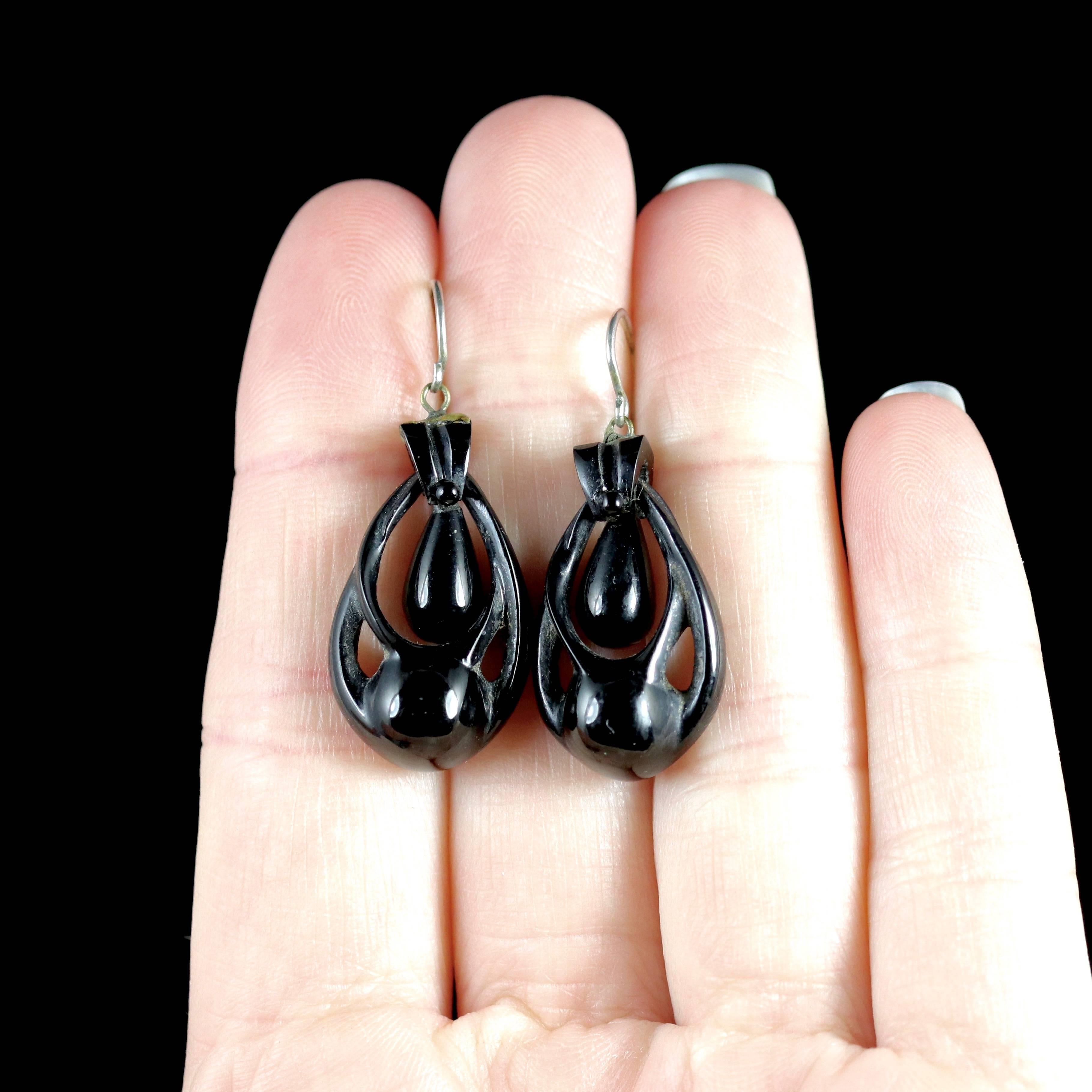 Antique Victorian Whitby Jet Earrings In Excellent Condition For Sale In Lancaster, Lancashire