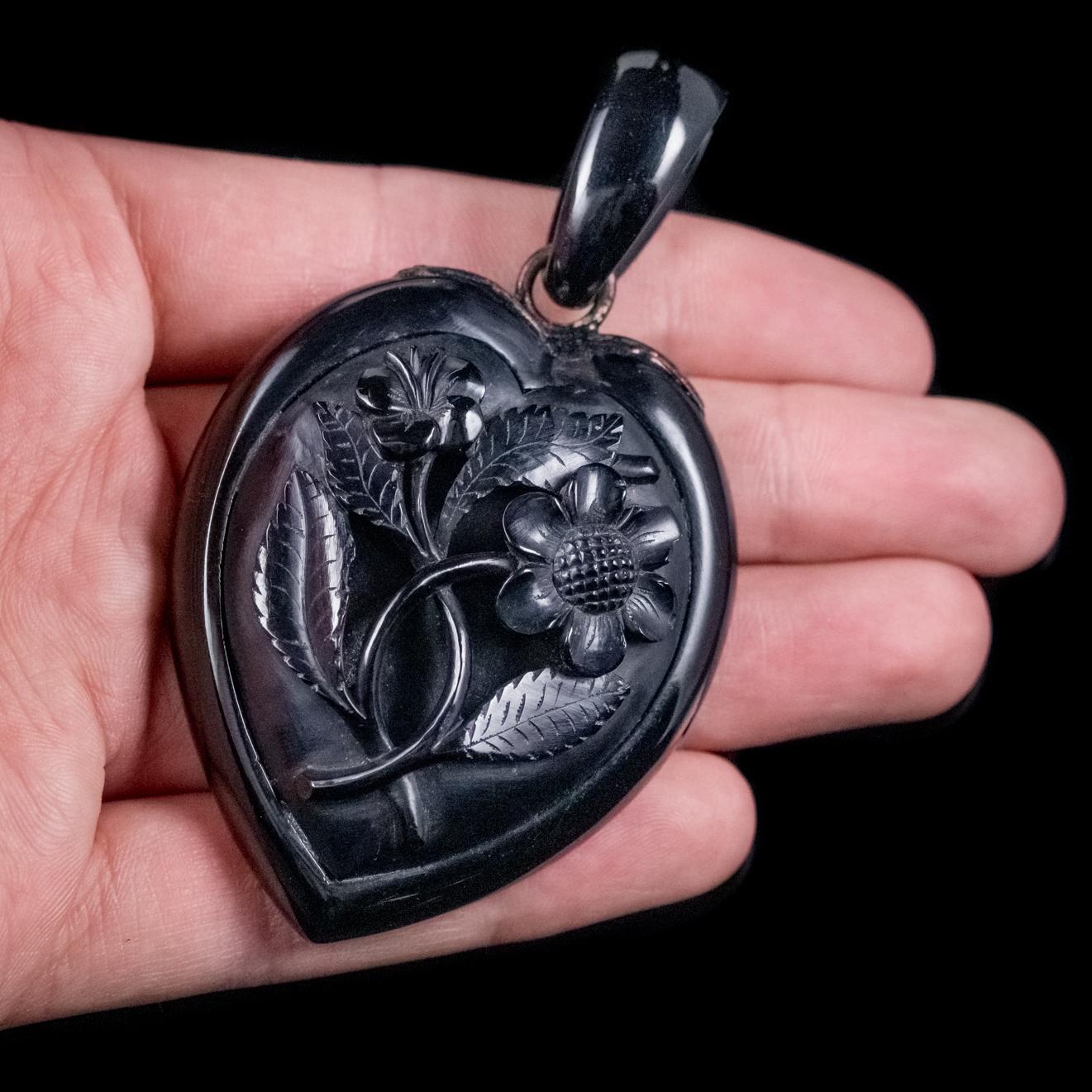 Antique Victorian Whitby Jet Floral Heart Pendant, circa 1900 For Sale 2