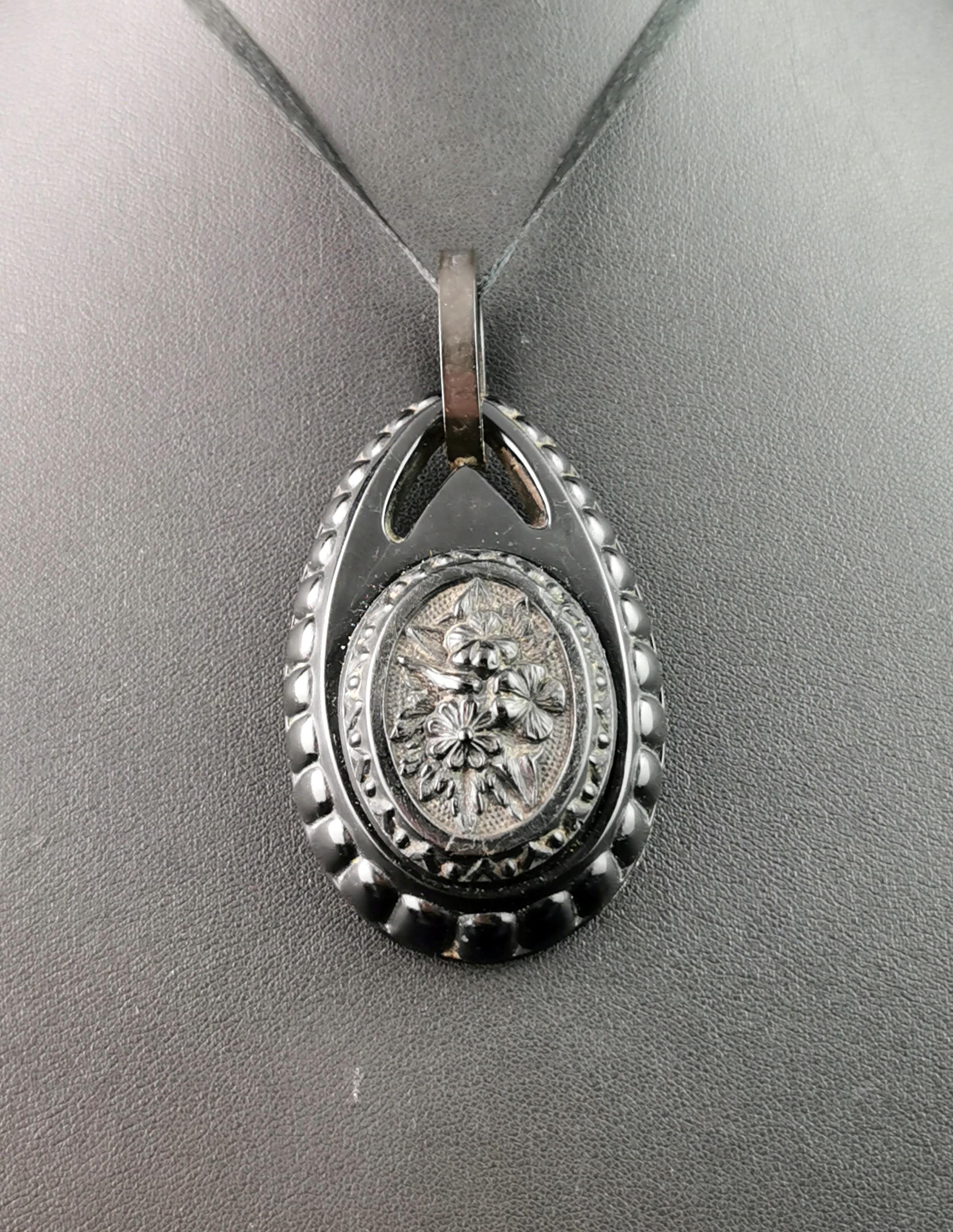 Antique Victorian Whitby Jet floral pendant  In Good Condition In NEWARK, GB