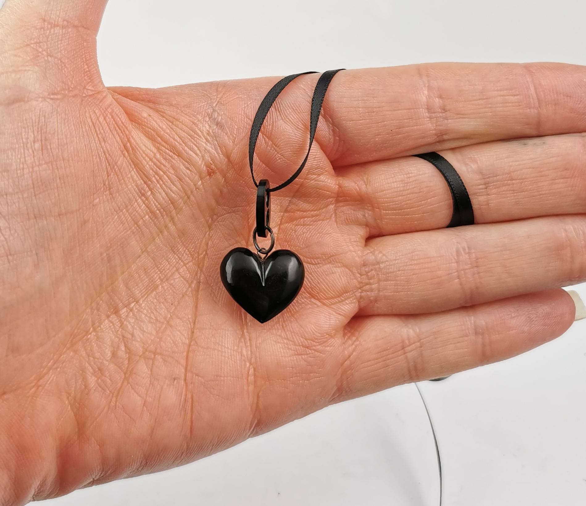 Antique Victorian Whitby Jet heart pendant, Puffy heart  In Good Condition For Sale In NEWARK, GB