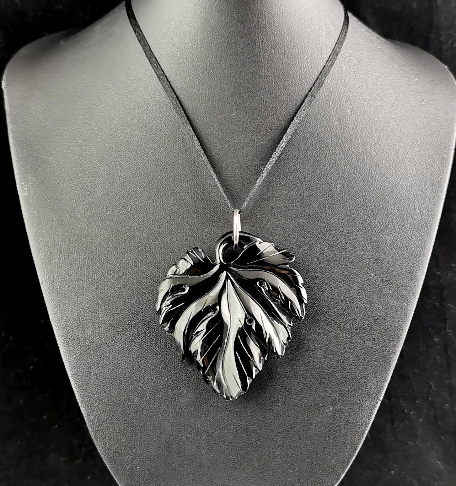Antique Victorian Whitby Jet leaf pendant In Fair Condition In NEWARK, GB