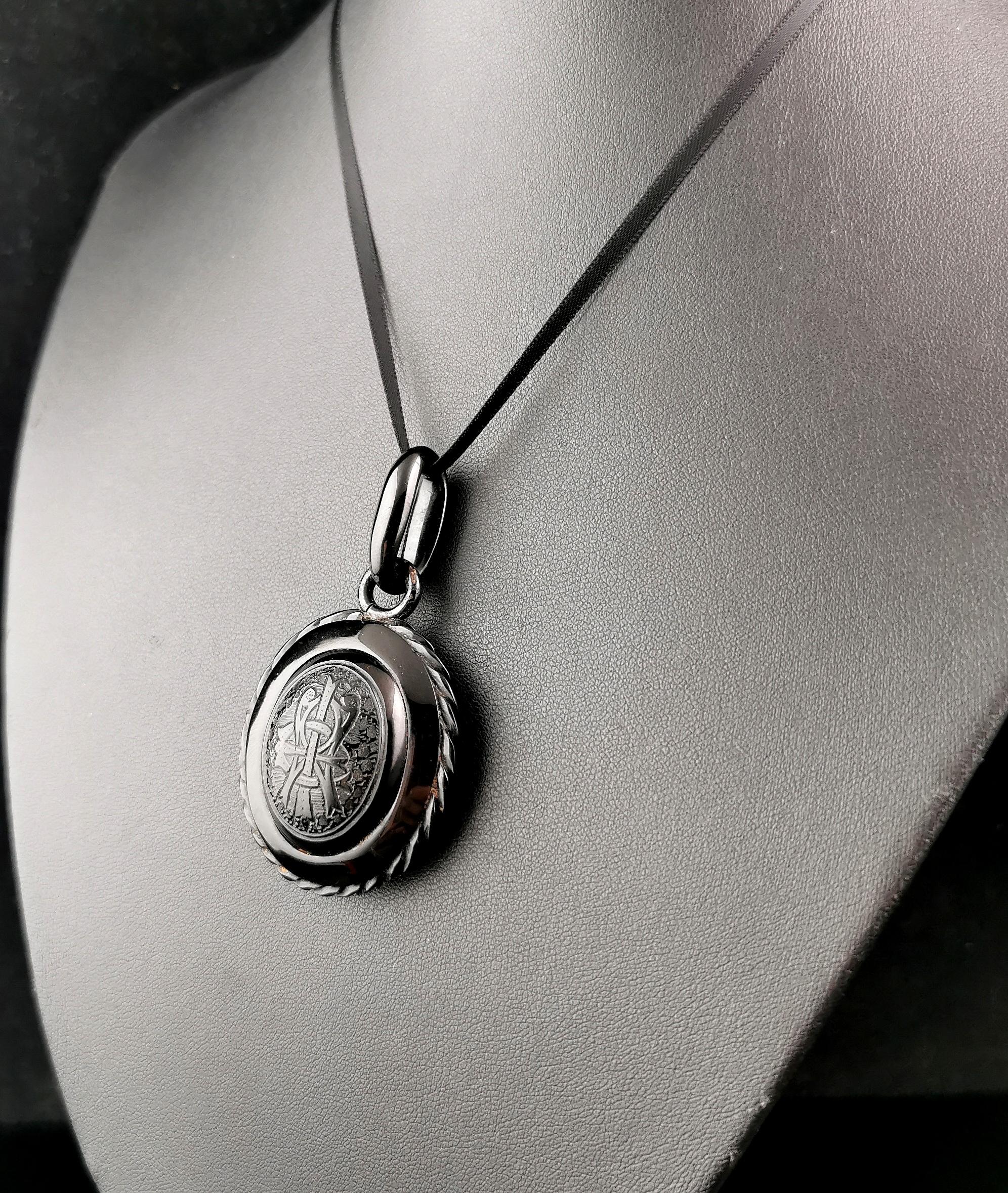 Antique Victorian Whitby Jet mourning locket, AEI, hairwork In Good Condition In NEWARK, GB