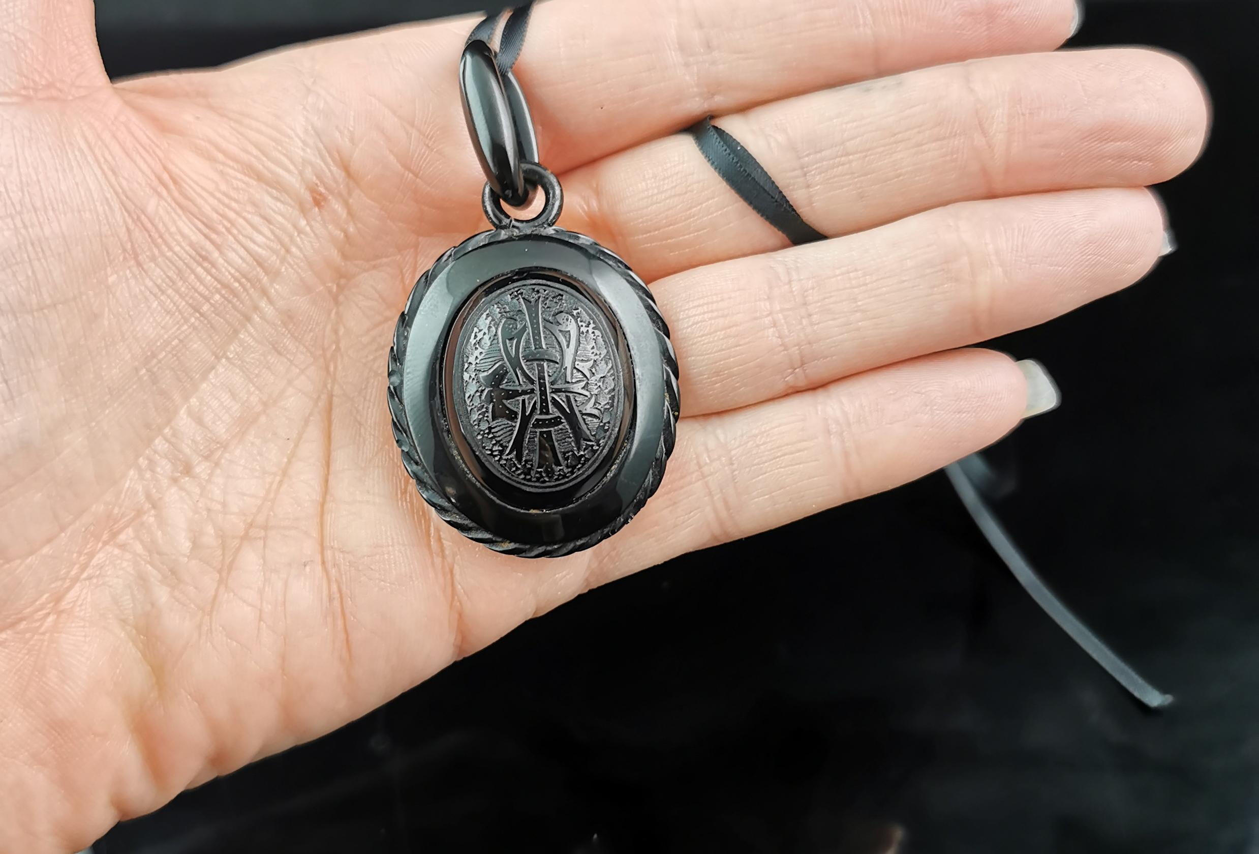 Antique Victorian Whitby Jet mourning locket, AEI, hairwork  For Sale 3