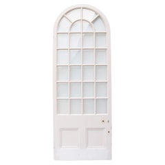 Antike viktorianische weiß gewölbte glasierte Tür mit Bogen