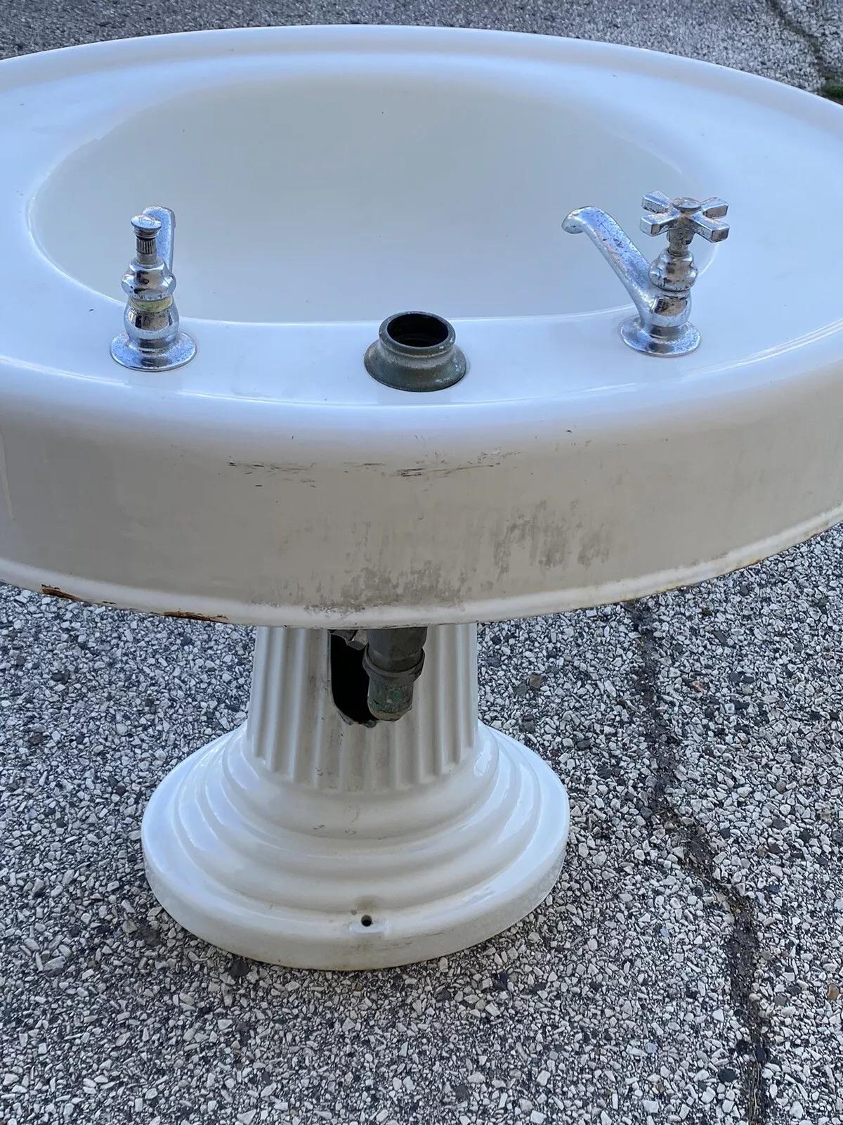 Antiguo Lavabo de Pedestal de Esmalte de Porcelana de Hierro Fundido Blanco Victoriano en venta 6