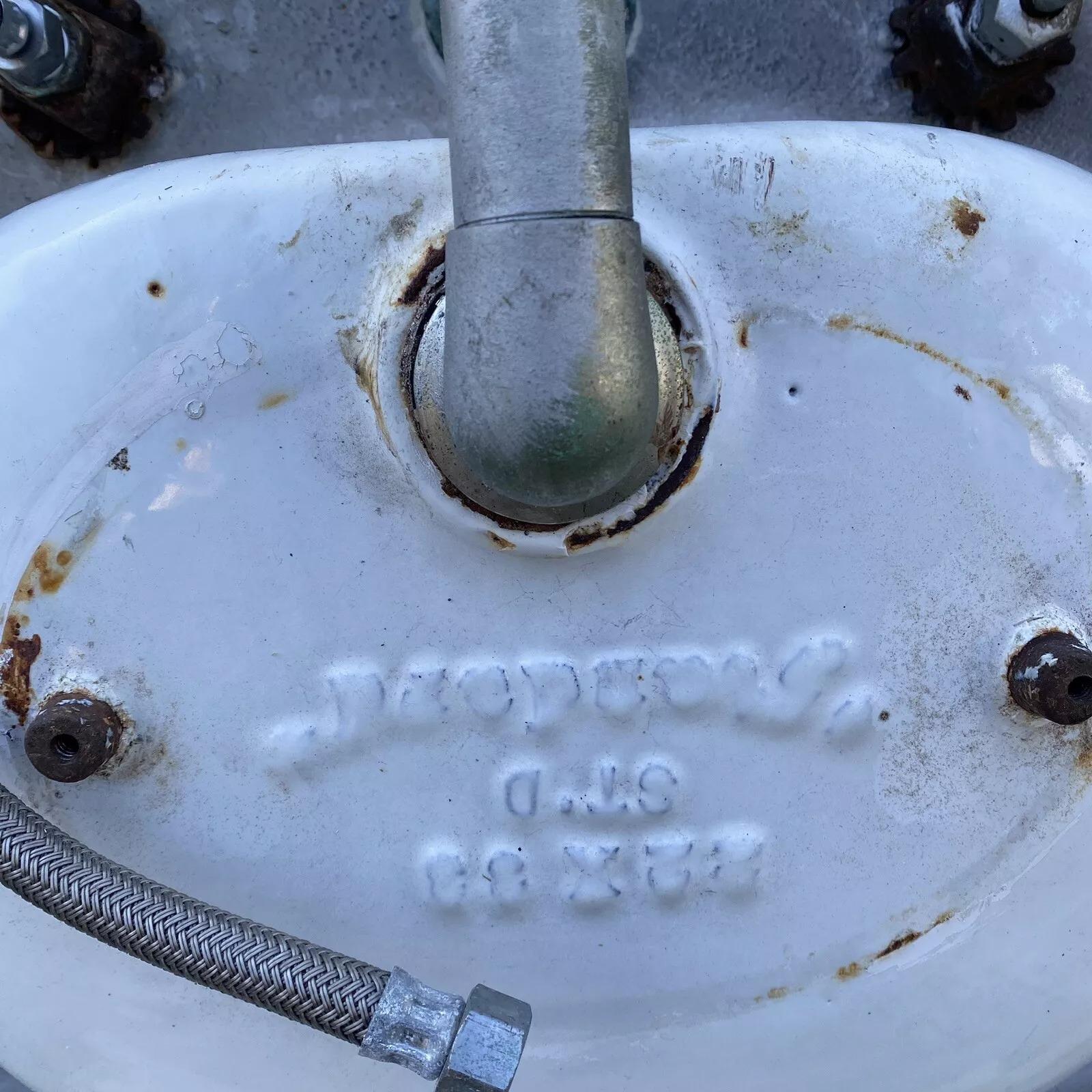 Antiguo Lavabo de Pedestal de Esmalte de Porcelana de Hierro Fundido Blanco Victoriano en venta 7