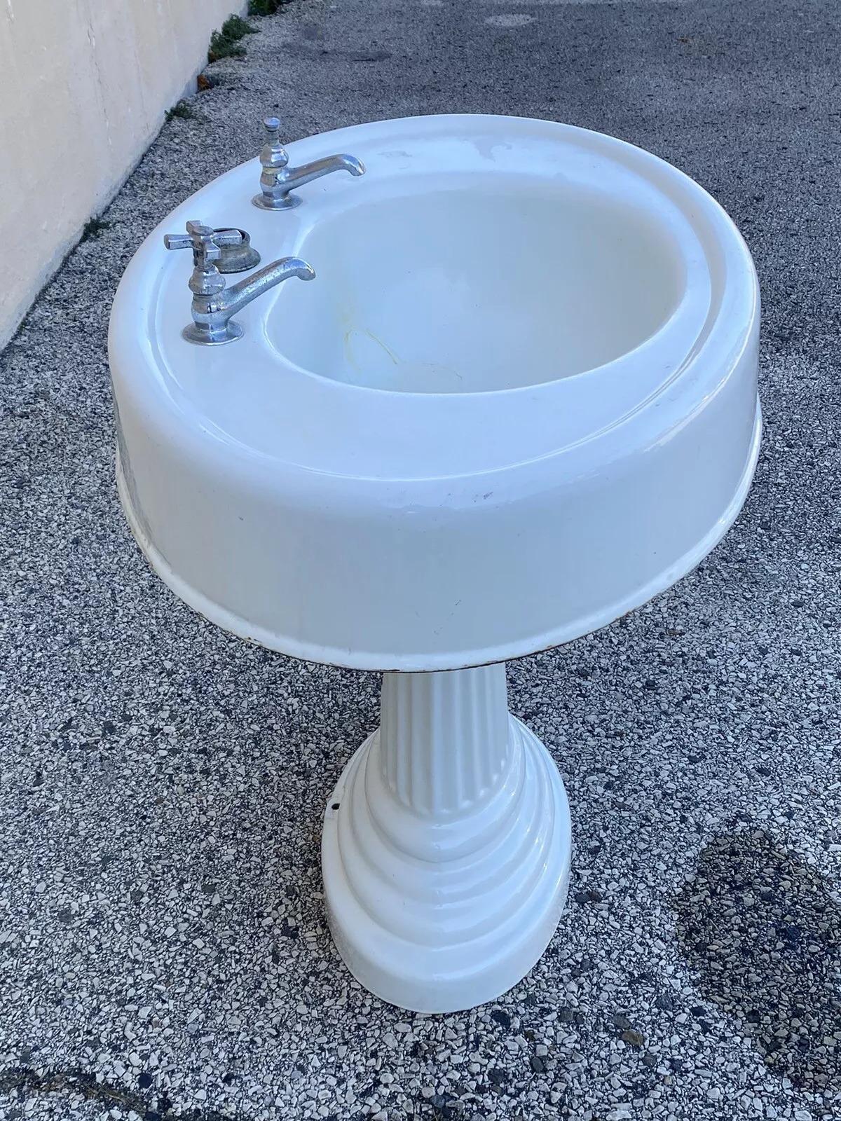 Antiguo Lavabo de Pedestal de Esmalte de Porcelana de Hierro Fundido Blanco Victoriano en venta 9