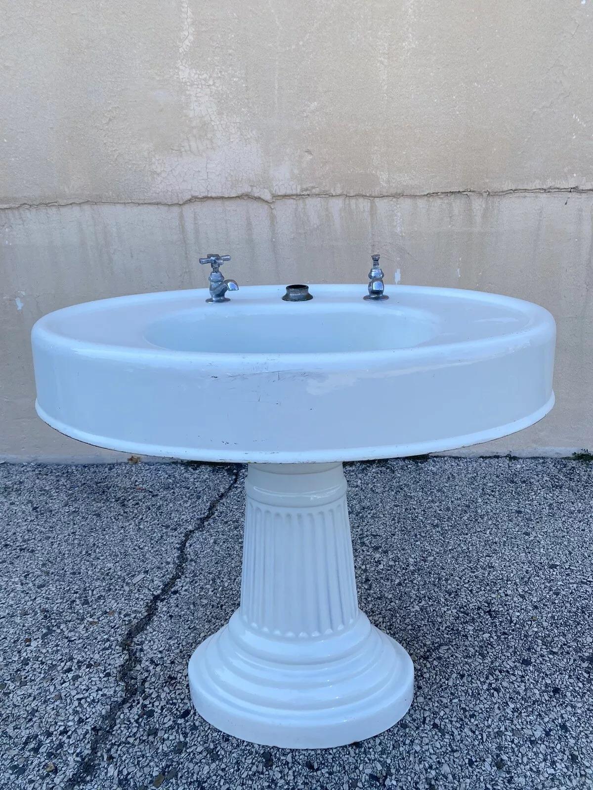 Antiguo Lavabo de Pedestal de Esmalte de Porcelana de Hierro Fundido Blanco Victoriano. Pesa aproximadamente 140 libras en total. *El color parece azul en las fotos, pero el artículo es blanco. Principios del siglo XX. Medidas: 31