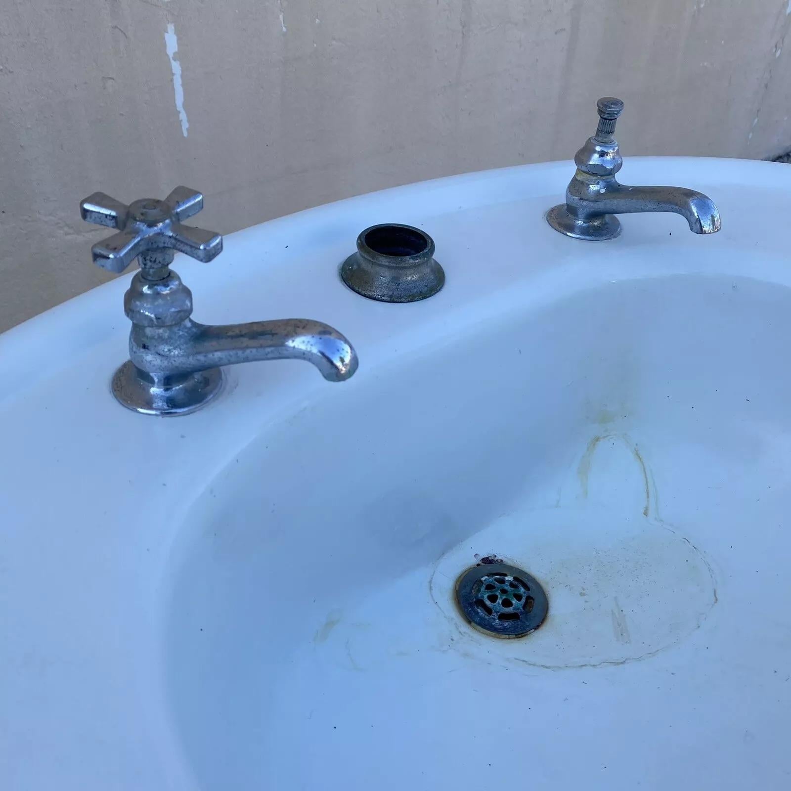 Antiguo Lavabo de Pedestal de Esmalte de Porcelana de Hierro Fundido Blanco Victoriano en venta 2