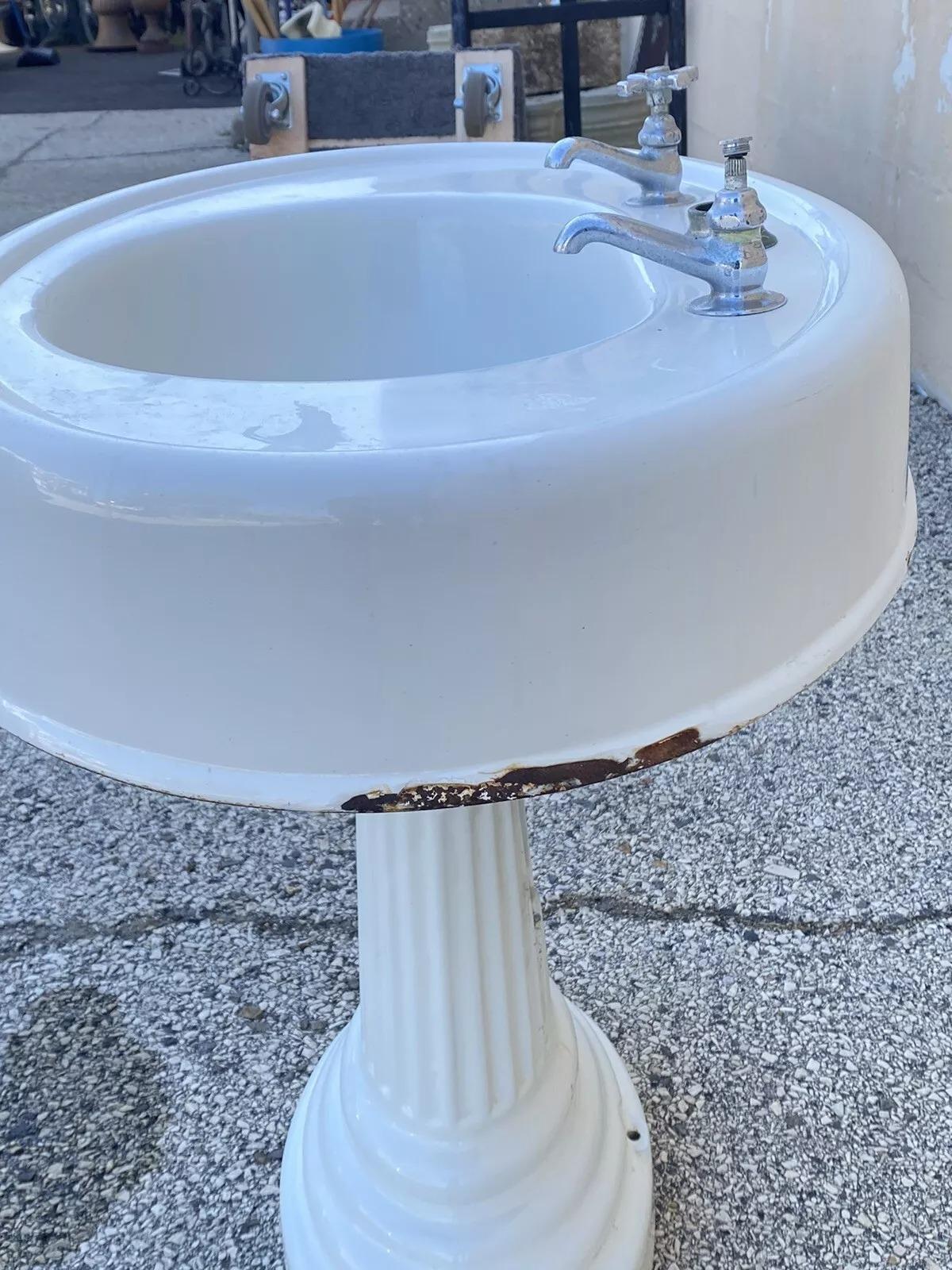 Antiguo Lavabo de Pedestal de Esmalte de Porcelana de Hierro Fundido Blanco Victoriano en venta 3