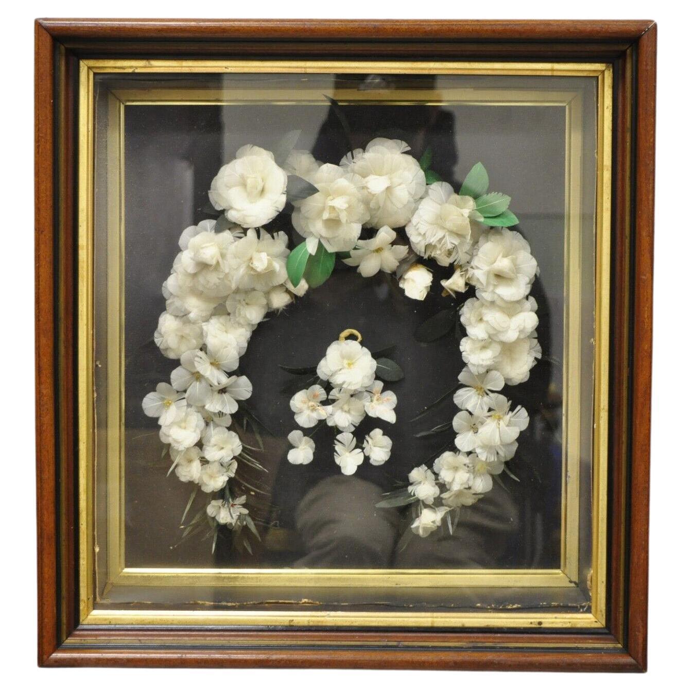 Ancienne boîte d'ombre victorienne en bois d'acajou avec couronne de deuil à fleurs blanches